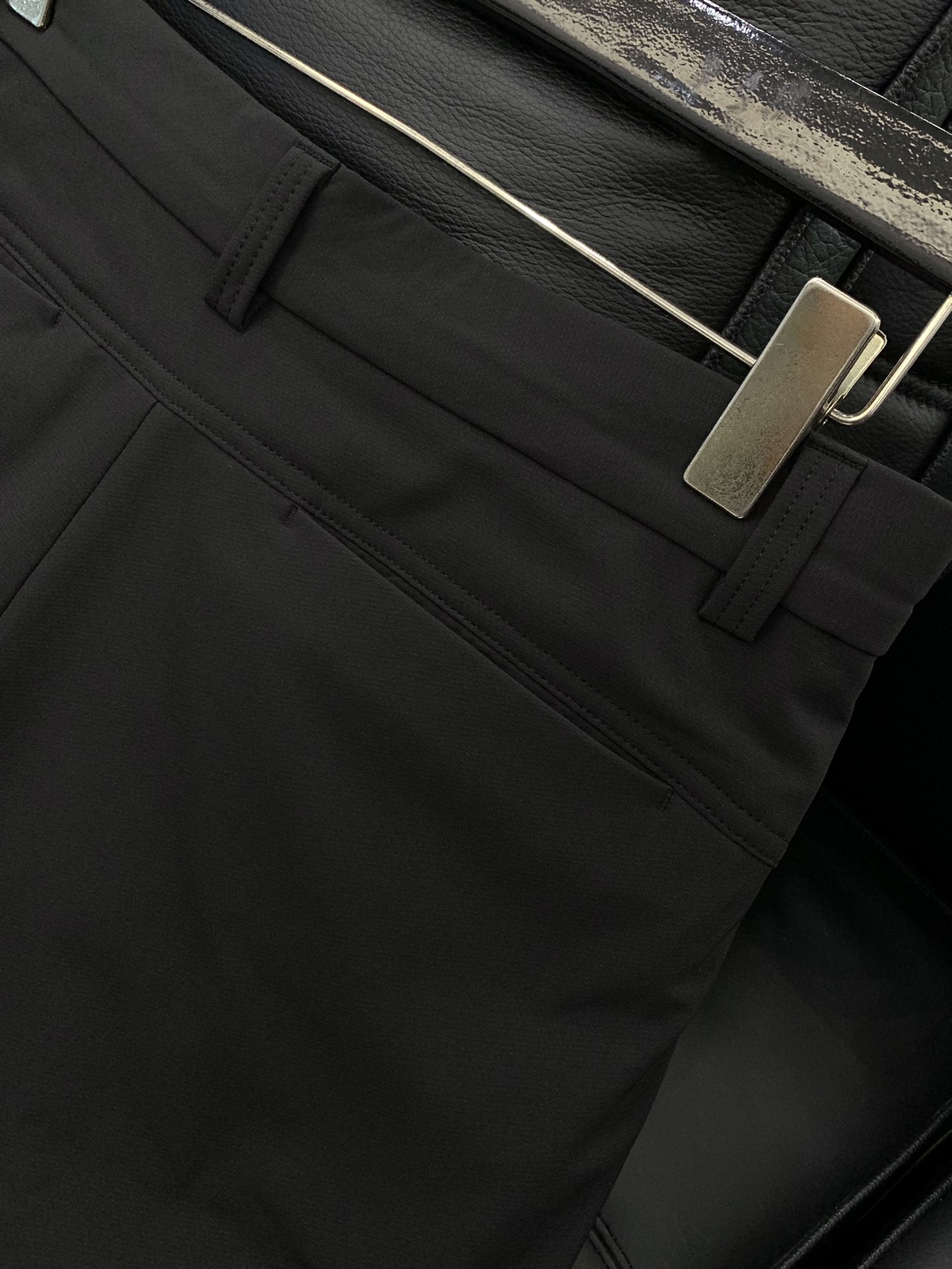 ，普拉达 2025秋冬🆕Pr*da Milano标识时尚贴袋加绒休闲裤 极为出众的功能性时尚感,休闲都市