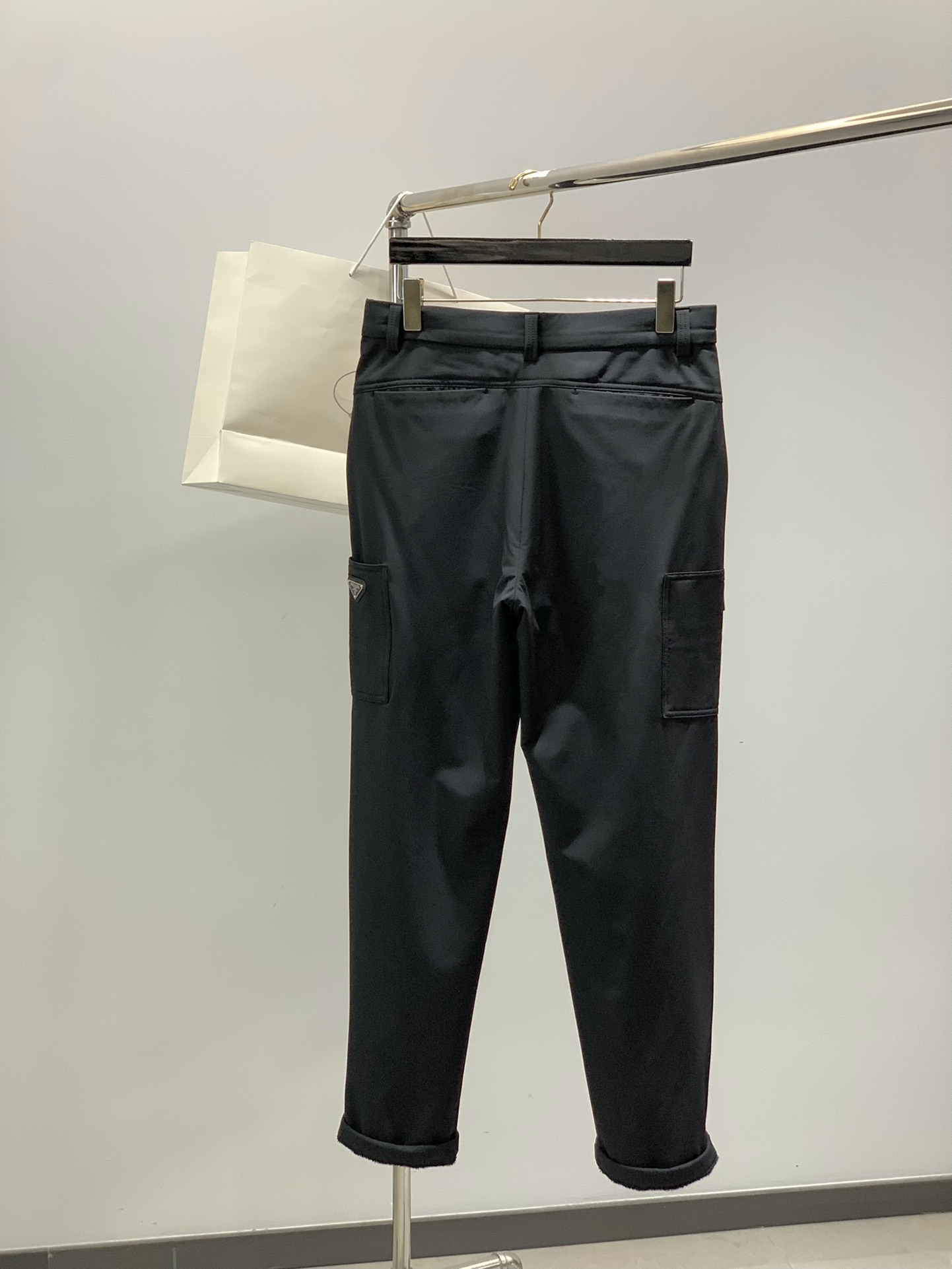 ，普拉达 2025秋冬🆕Pr*da Milano标识时尚贴袋加绒休闲裤 极为出众的功能性时尚感,休闲都市