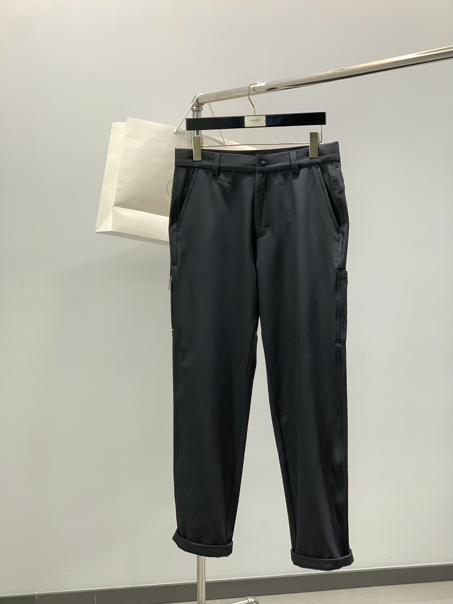 ，普拉达 2025秋冬🆕Pr*da Milano标识时尚贴袋加绒休闲裤 极为出众的功能性时尚感,休闲都市