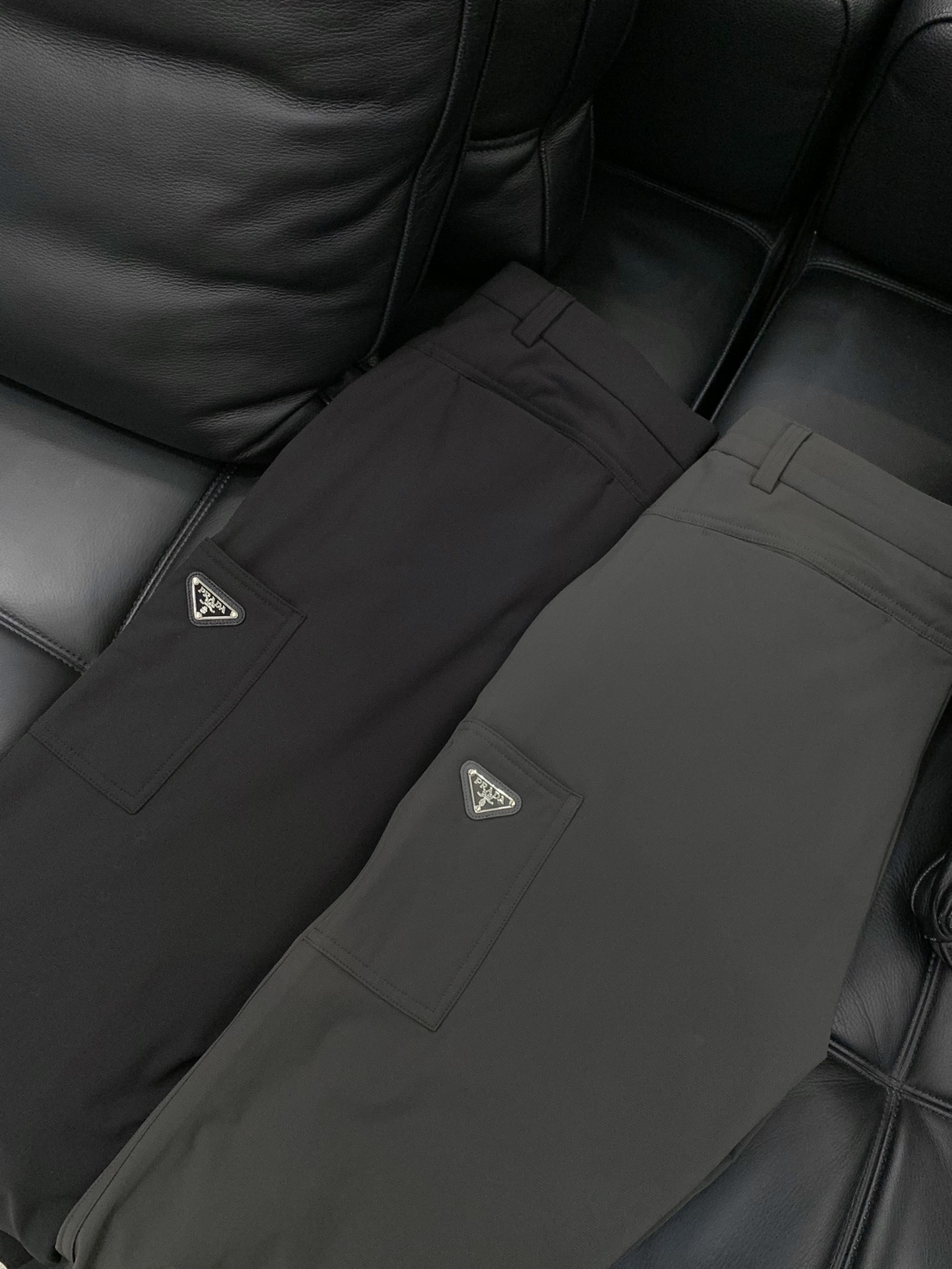 ，普拉达 2025秋冬🆕Pr*da Milano标识时尚贴袋加绒休闲裤 极为出众的功能性时尚感,休闲都市