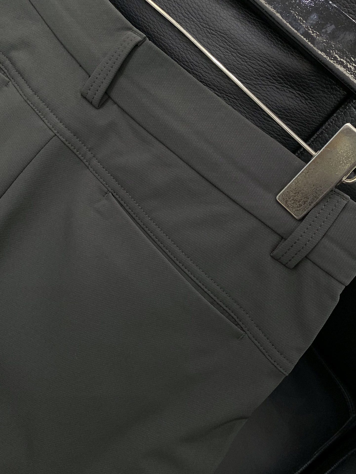 ，普拉达 2025秋冬🆕Pr*da Milano标识时尚贴袋加绒休闲裤 极为出众的功能性时尚感,休闲都市