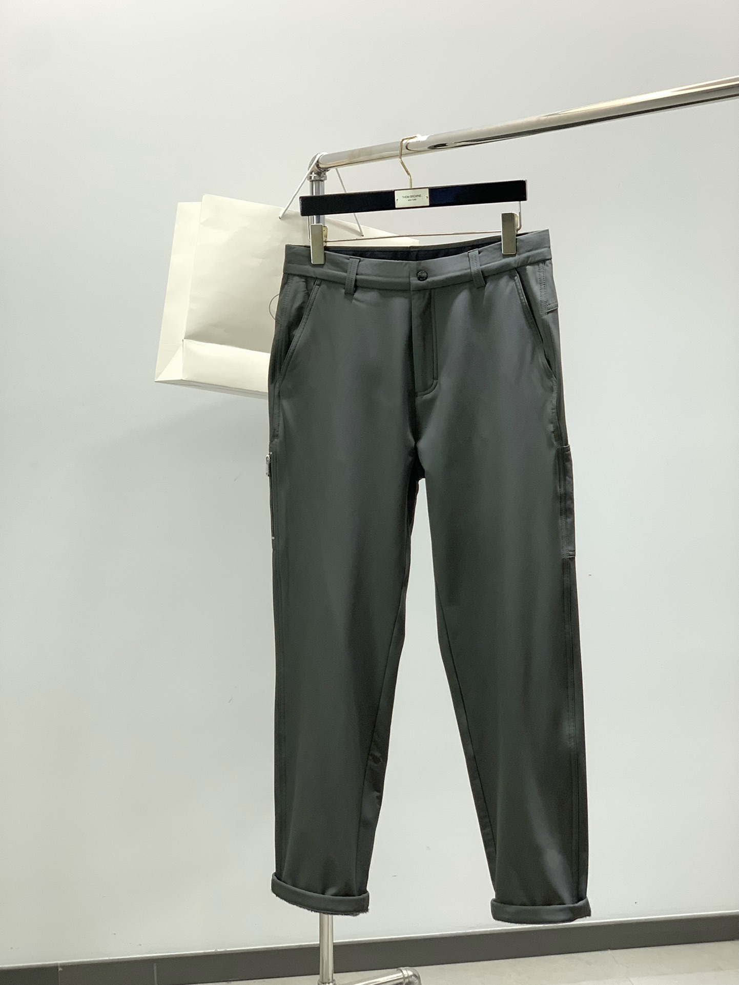 ，普拉达 2025秋冬🆕Pr*da Milano标识时尚贴袋加绒休闲裤 极为出众的功能性时尚感,休闲都市