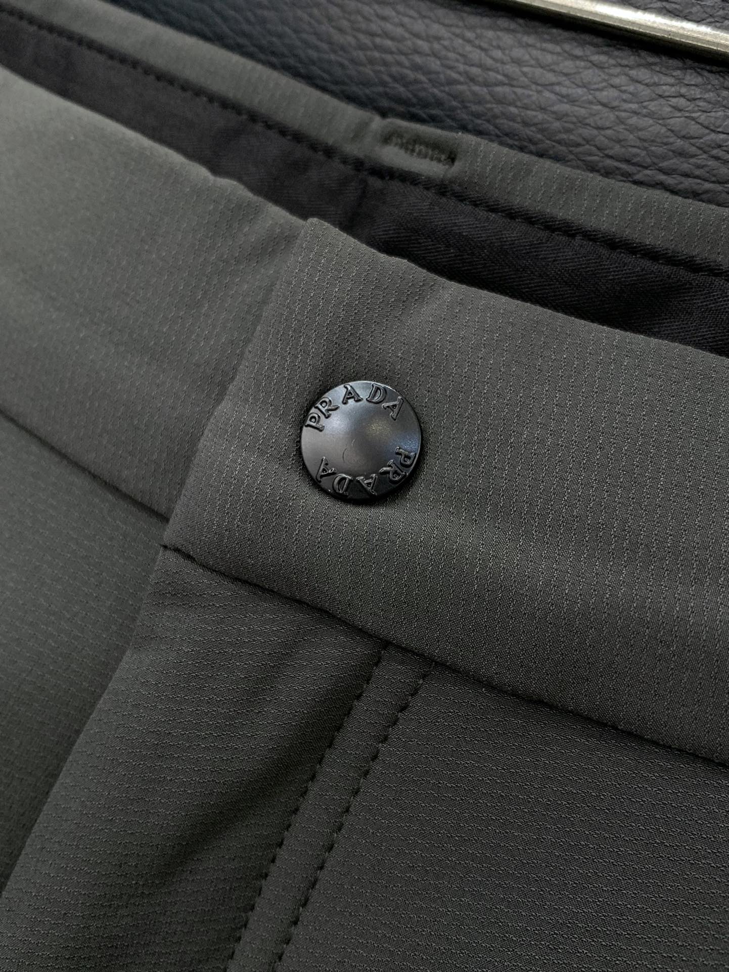 ，普拉达 2025秋冬🆕Pr*da Milano标识时尚贴袋加绒休闲裤 极为出众的功能性时尚感,休闲都市