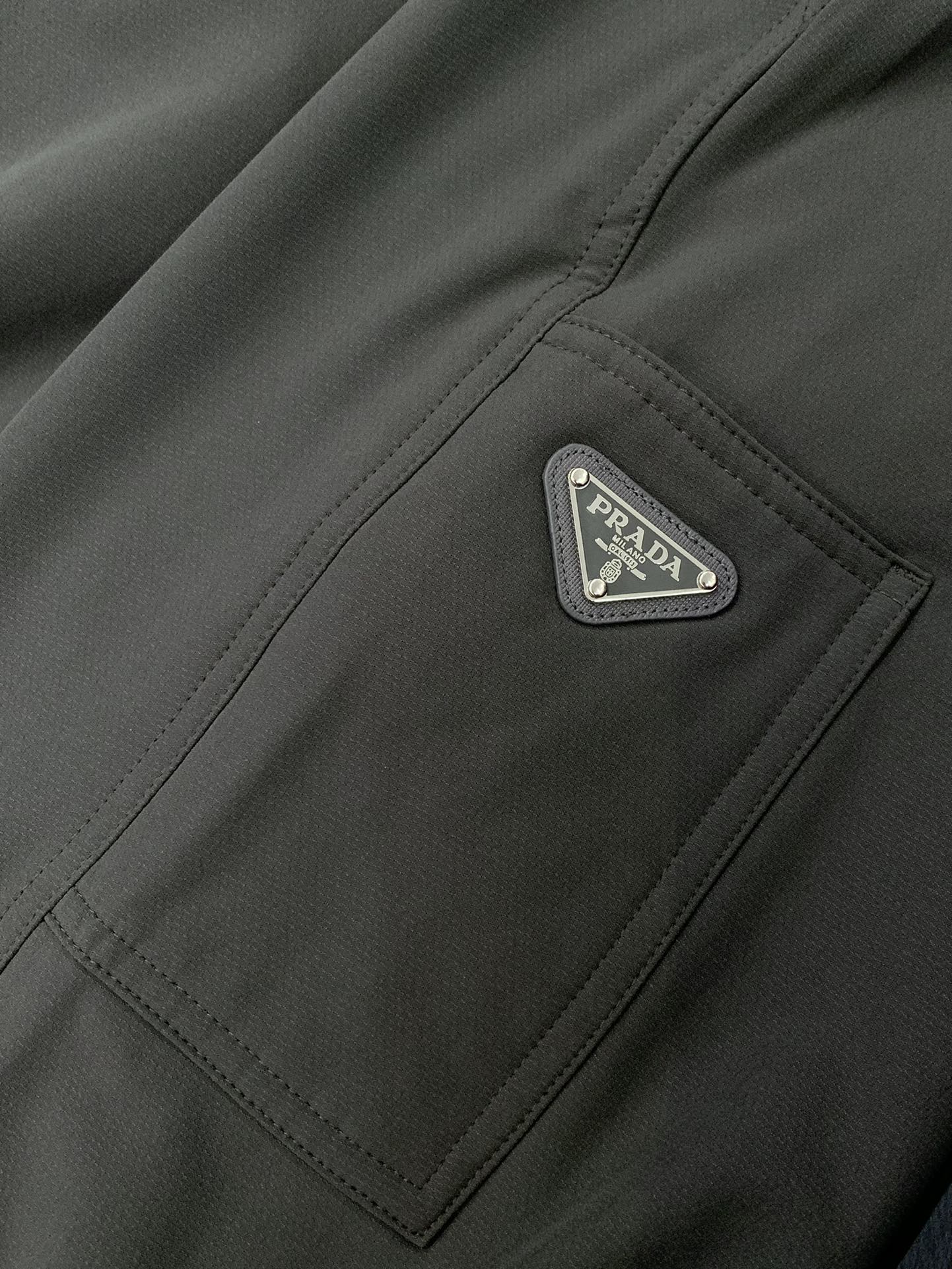 ，普拉达 2025秋冬🆕Pr*da Milano标识时尚贴袋加绒休闲裤 极为出众的功能性时尚感,休闲都市