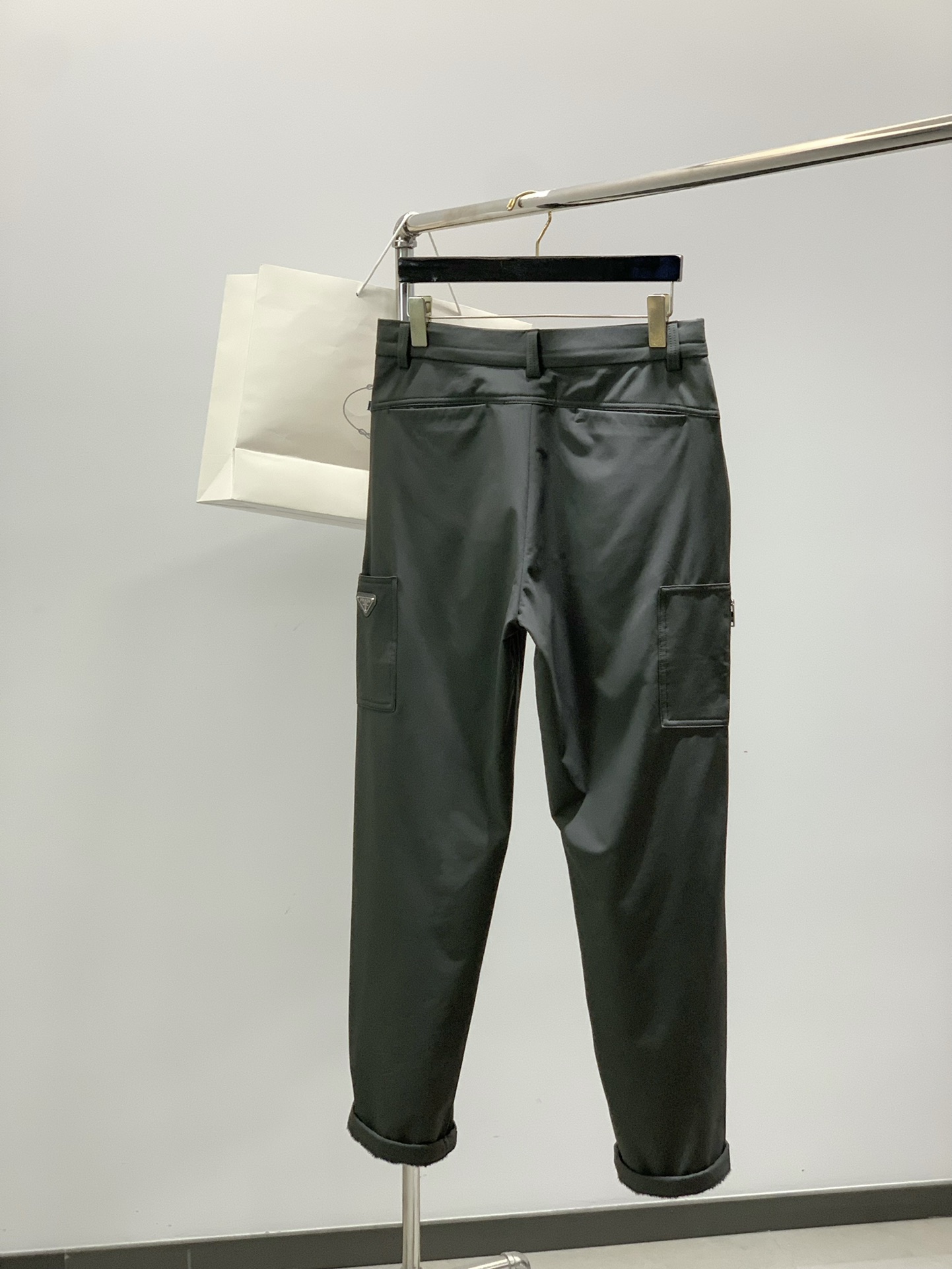 ，普拉达 2025秋冬🆕Pr*da Milano标识时尚贴袋加绒休闲裤 极为出众的功能性时尚感,休闲都市