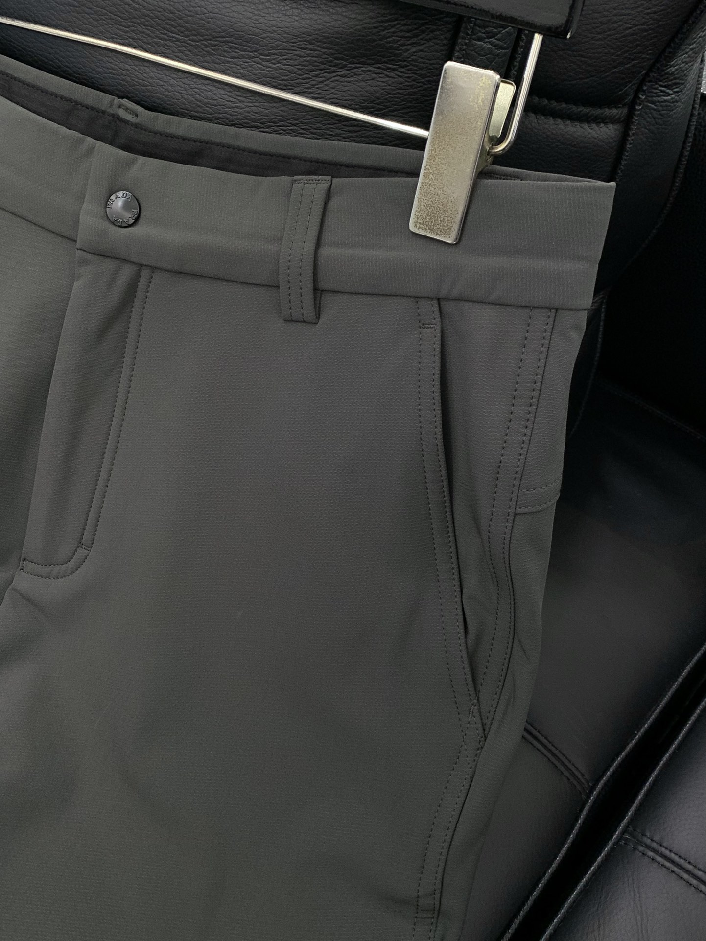 ，普拉达 2025秋冬🆕Pr*da Milano标识时尚贴袋加绒休闲裤 极为出众的功能性时尚感,休闲都市