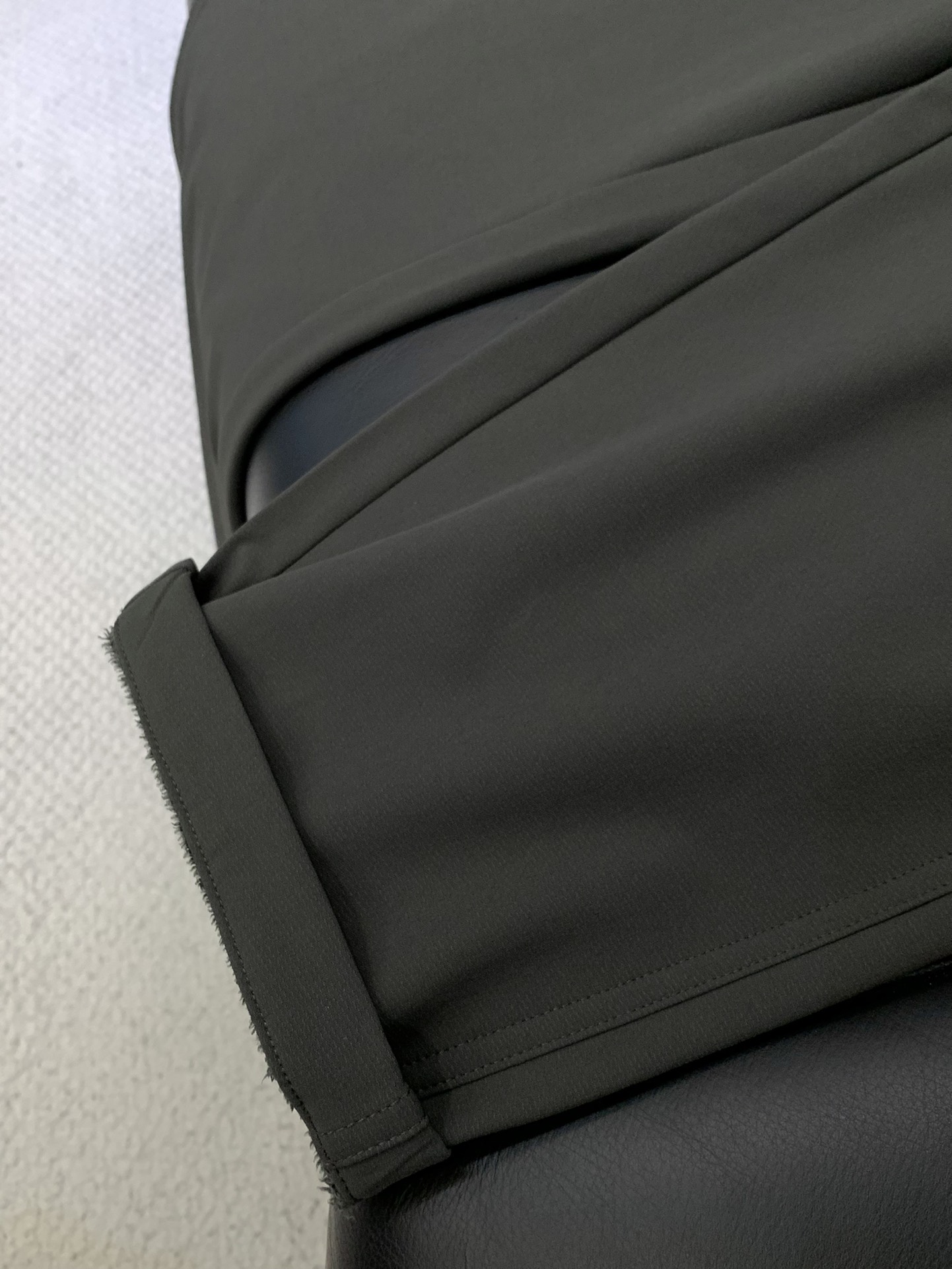 ，普拉达 2025秋冬🆕Pr*da Milano标识时尚贴袋加绒休闲裤 极为出众的功能性时尚感,休闲都市