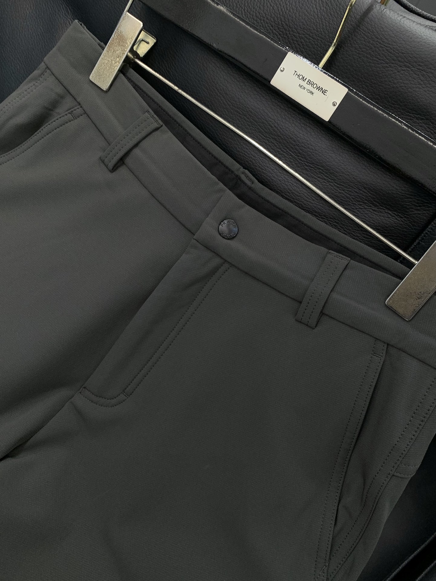 ，普拉达 2025秋冬🆕Pr*da Milano标识时尚贴袋加绒休闲裤 极为出众的功能性时尚感,休闲都市