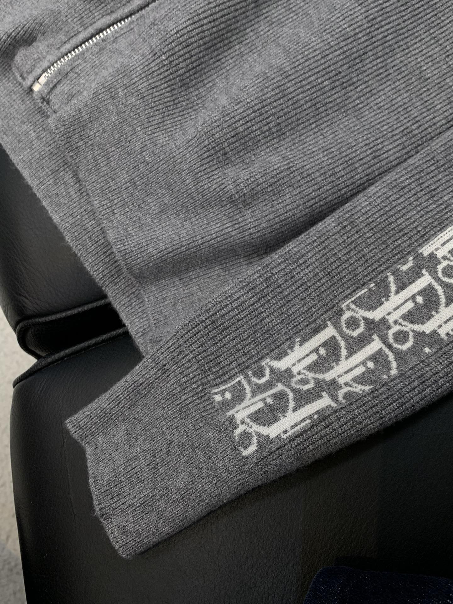 ，Dior 迪奥， 2025冬季新品，专柜同步有售，简约时尚休闲针织开衫毛衣，原版进口面料，舒适透气，顶