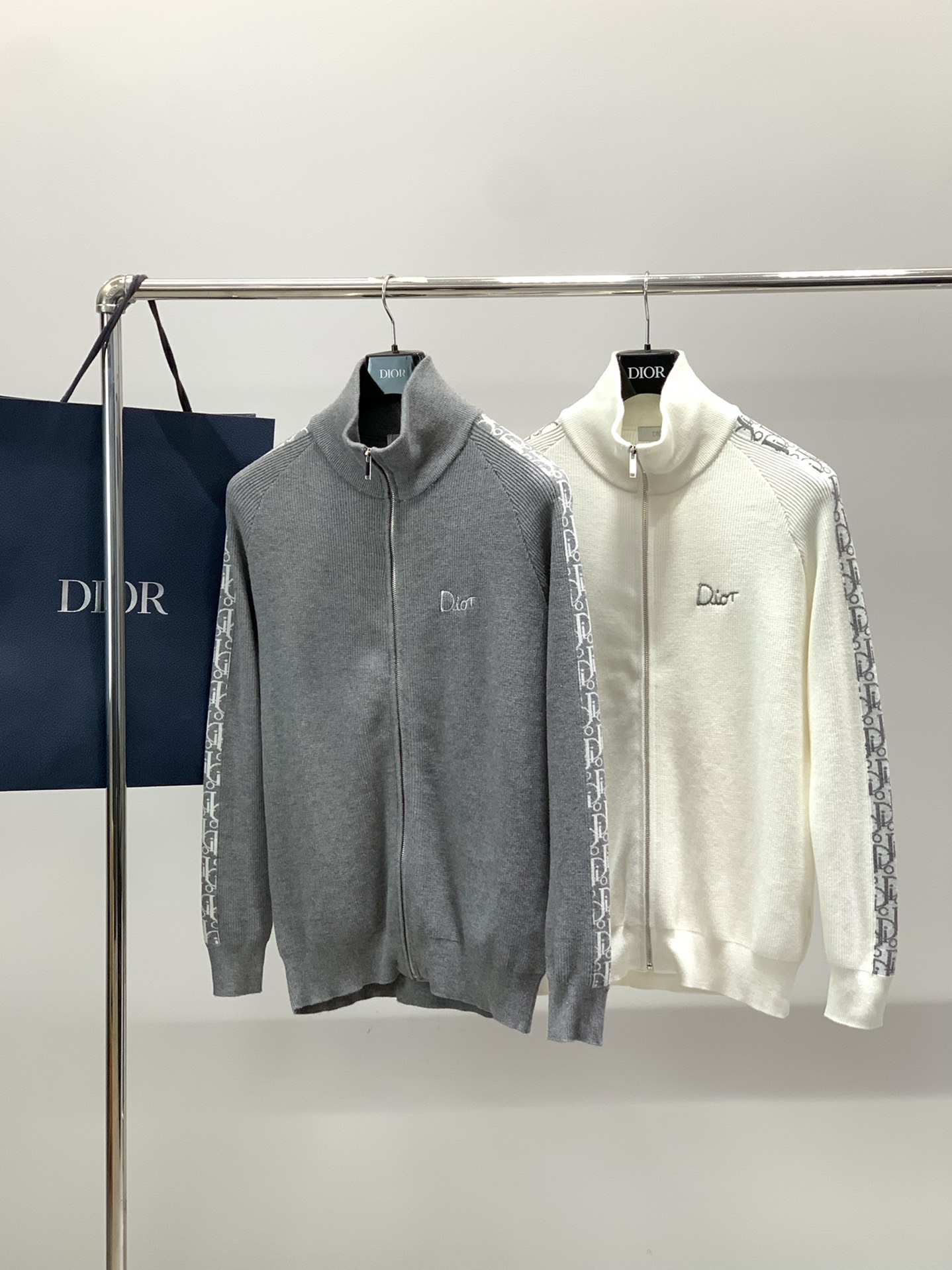 ，Dior 迪奥， 2025冬季新品，专柜同步有售，简约时尚休闲针织开衫毛衣，原版进口面料，舒适透气，顶