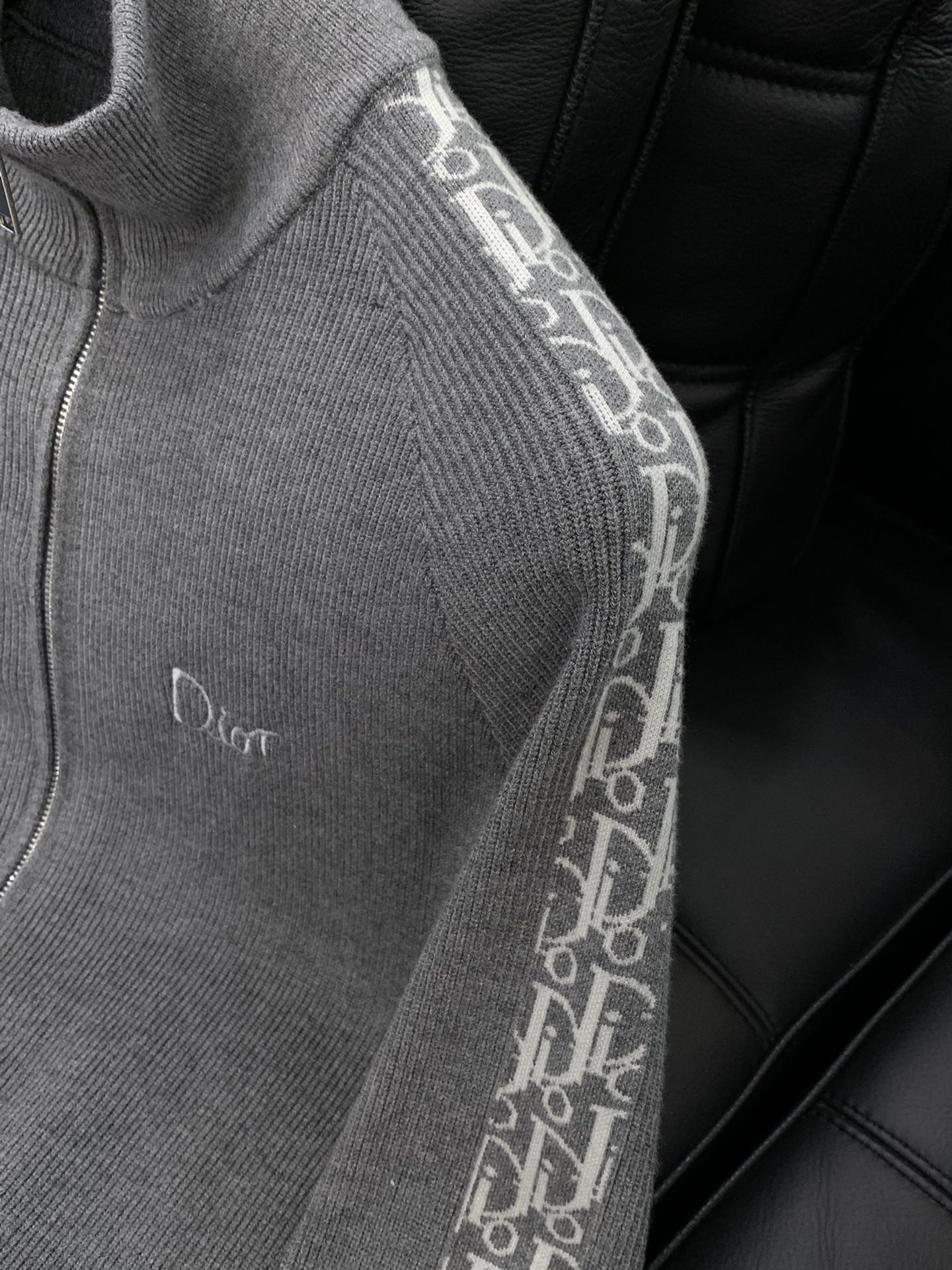 ，Dior 迪奥， 2025冬季新品，专柜同步有售，简约时尚休闲针织开衫毛衣，原版进口面料，舒适透气，顶