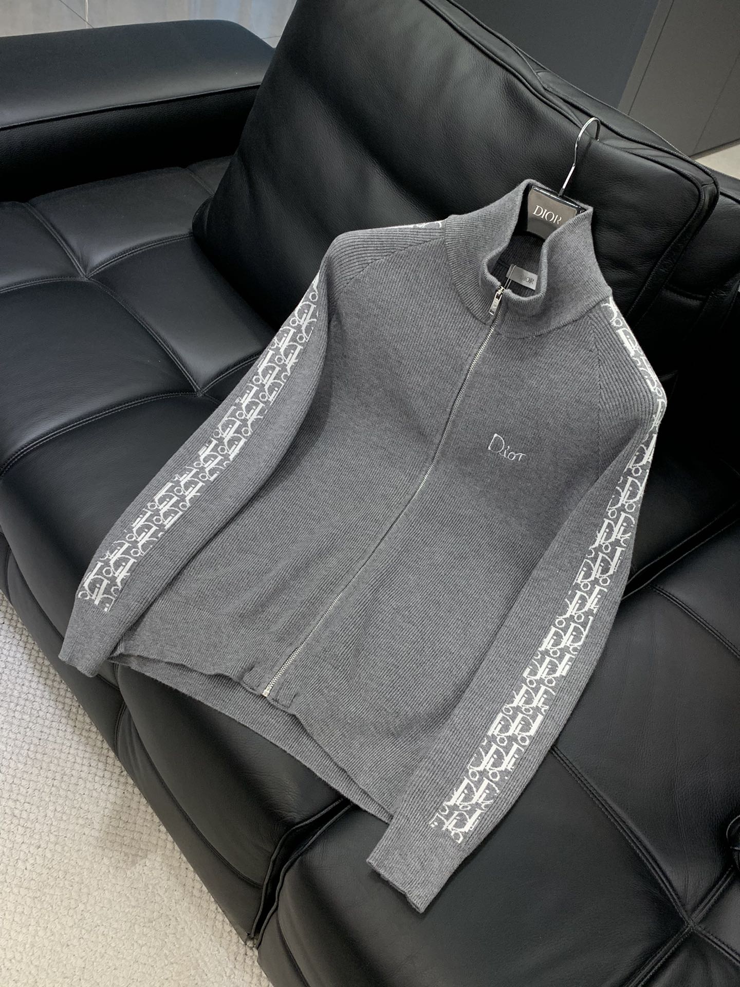 ，Dior 迪奥， 2025冬季新品，专柜同步有售，简约时尚休闲针织开衫毛衣，原版进口面料，舒适透气，顶