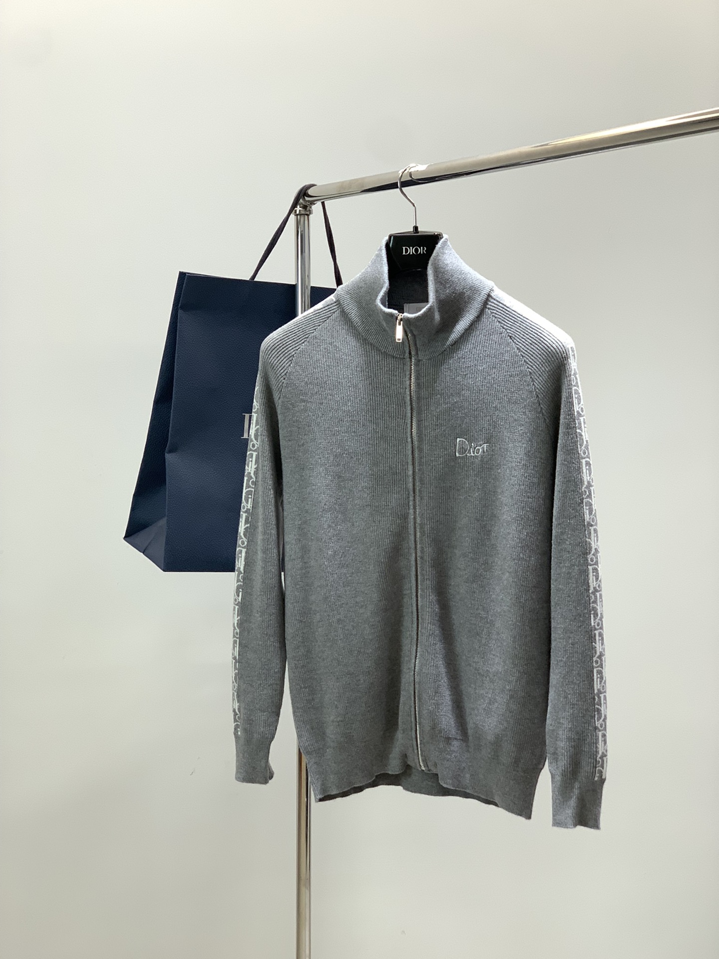 NO:622061,, Dior, new winter products, available at counters at the same time, simple and fashionable casual knitted cardigan sweater, original imported fabric, comfortable and breathable, top embroidery technology letter pattern logo, extremely high grade, unique design, fashionable and handsome upper body!  2 colors recommended, size M-3XL, dior, dior, sweaters, alexander wang19860909,Dior 迪奥, 冬季新品,专柜同步有售,简约时尚休闲针织开衫毛衣,原版进口面料,舒适透气,顶级刺绣工艺字母图案logo,档次极高,独特设计,上身时尚帅气！2色推荐,码数M-3XL,,dior,dior,sweaters,alexander wang,Men's clothing