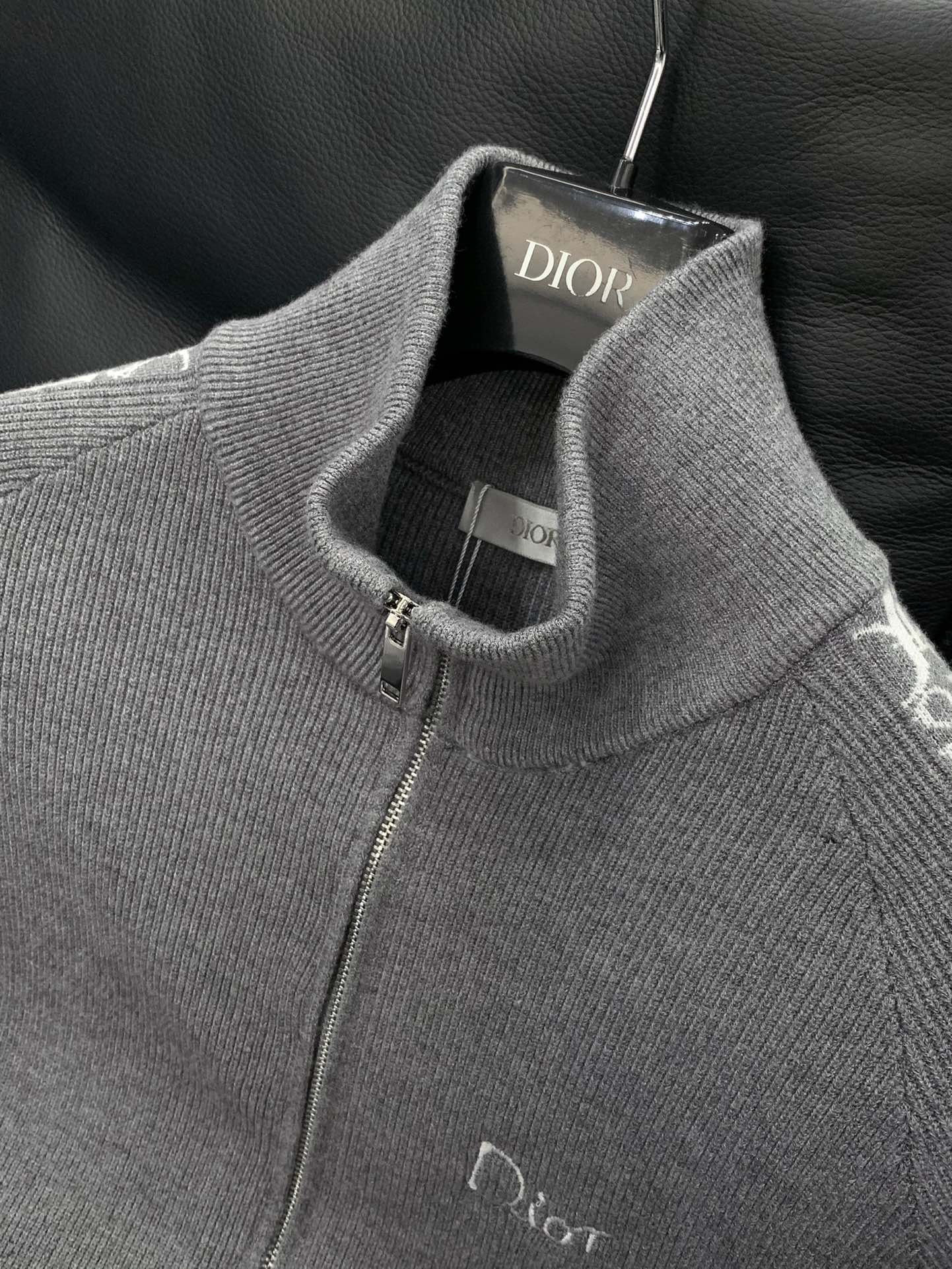 ，Dior 迪奥， 2025冬季新品，专柜同步有售，简约时尚休闲针织开衫毛衣，原版进口面料，舒适透气，顶