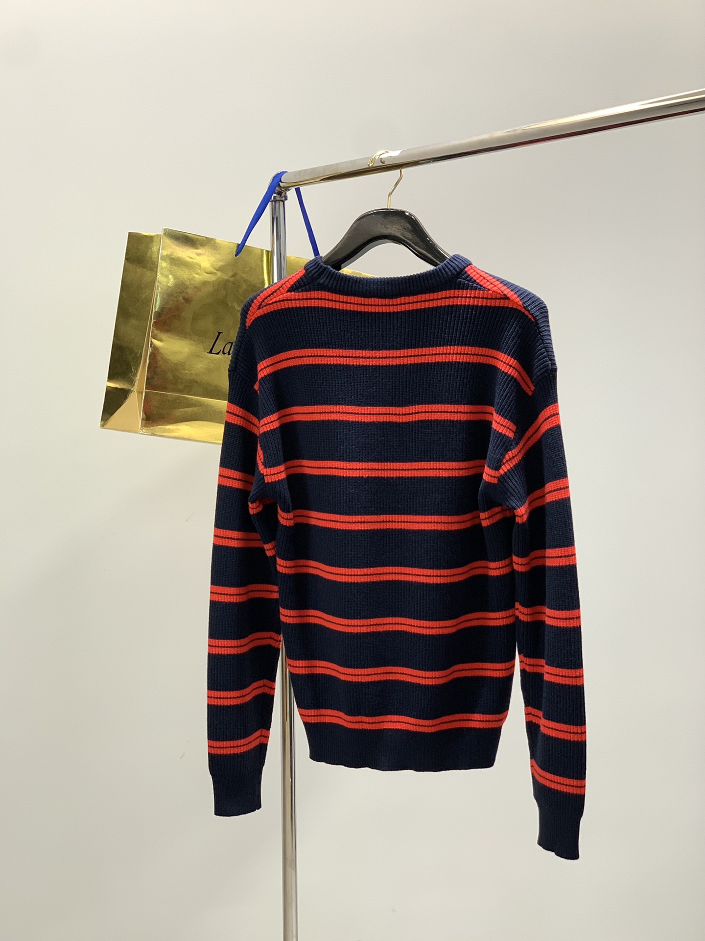 ，miu miu 2025冬季最新品，专柜同步有售，原单狠货，时尚休闲圆领长袖针织毛衣，进口原版面料，上