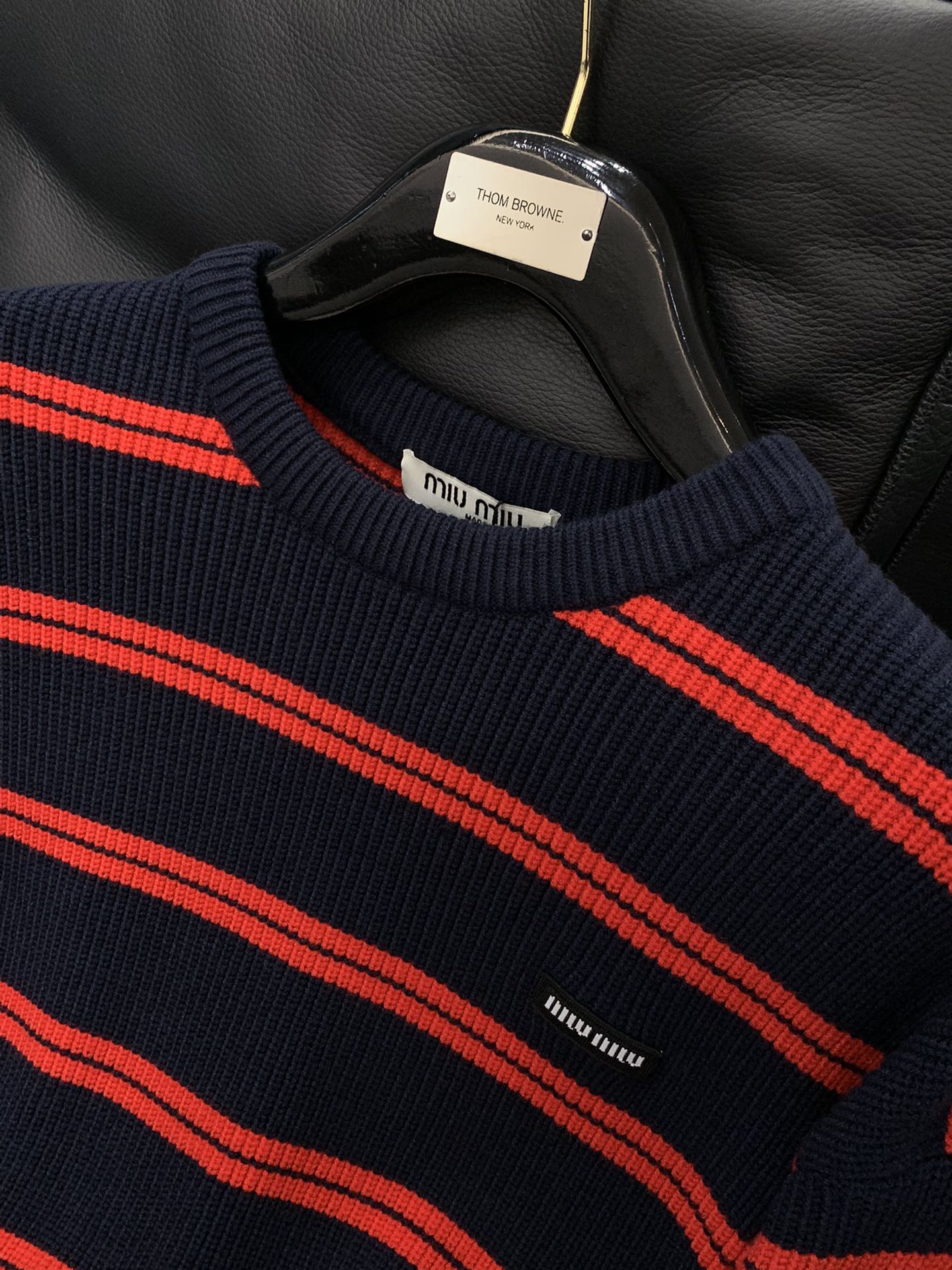，miu miu 2025冬季最新品，专柜同步有售，原单狠货，时尚休闲圆领长袖针织毛衣，进口原版面料，上