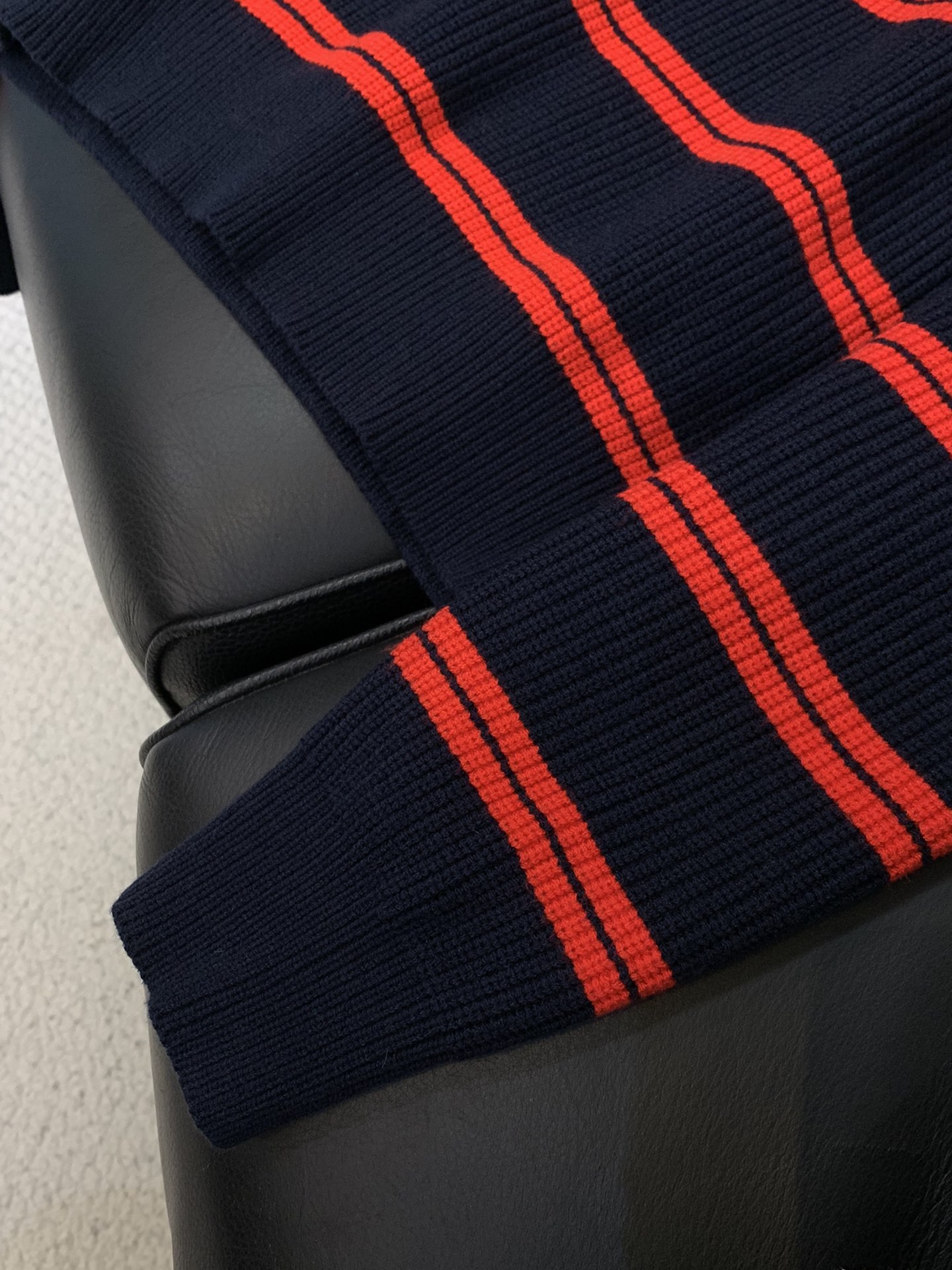 ，miu miu 2025冬季最新品，专柜同步有售，原单狠货，时尚休闲圆领长袖针织毛衣，进口原版面料，上