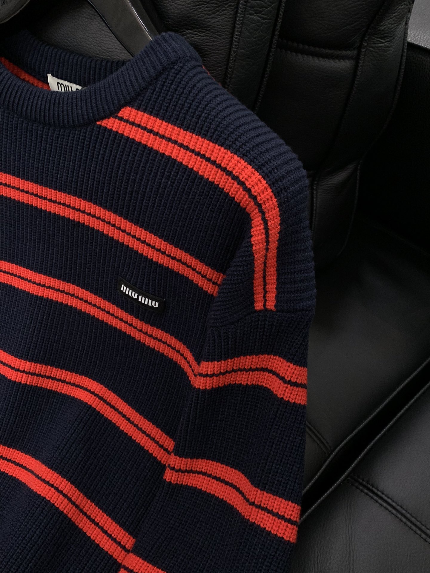 ，miu miu 2025冬季最新品，专柜同步有售，原单狠货，时尚休闲圆领长袖针织毛衣，进口原版面料，上