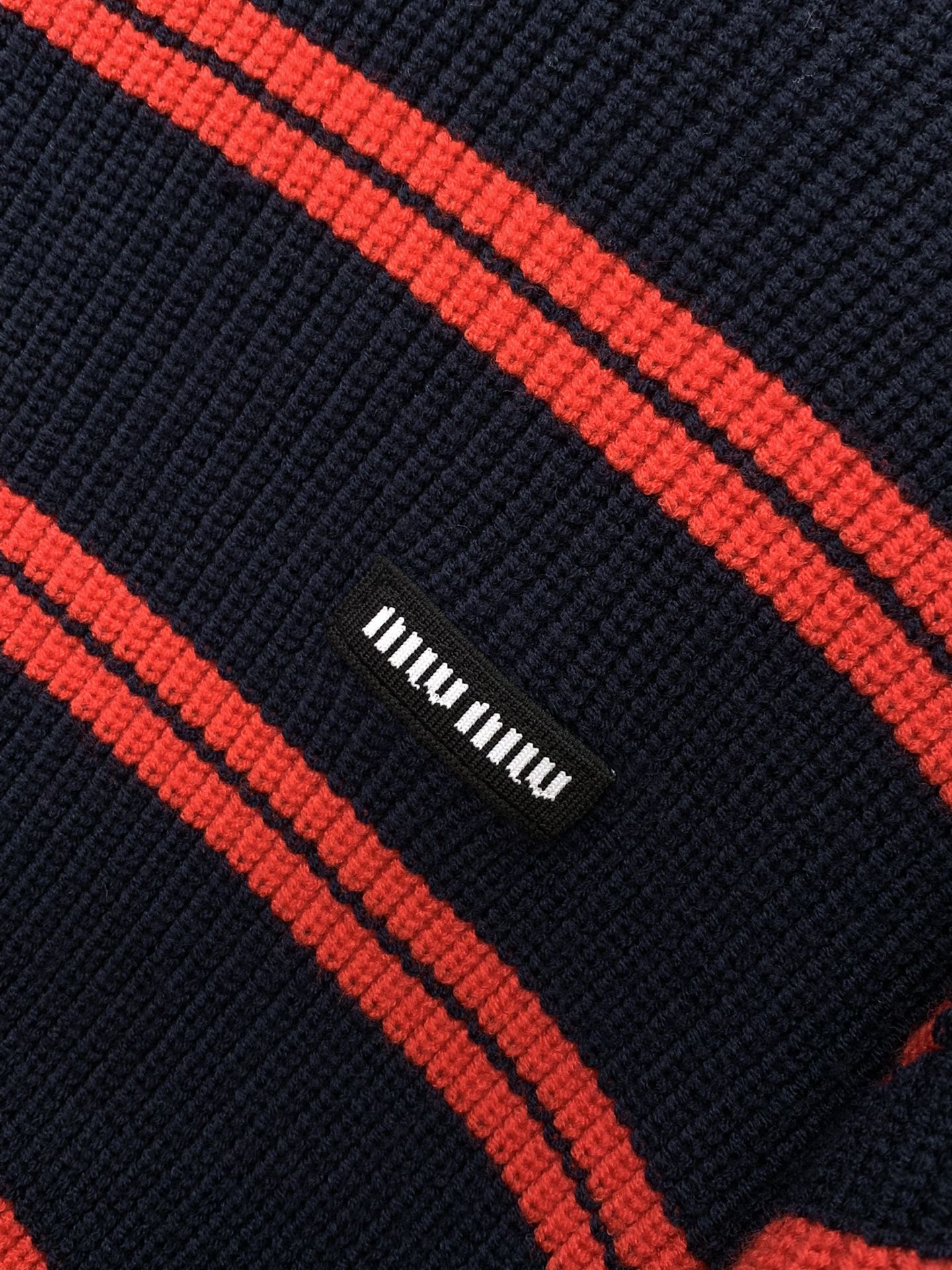 ，miu miu 2025冬季最新品，专柜同步有售，原单狠货，时尚休闲圆领长袖针织毛衣，进口原版面料，上