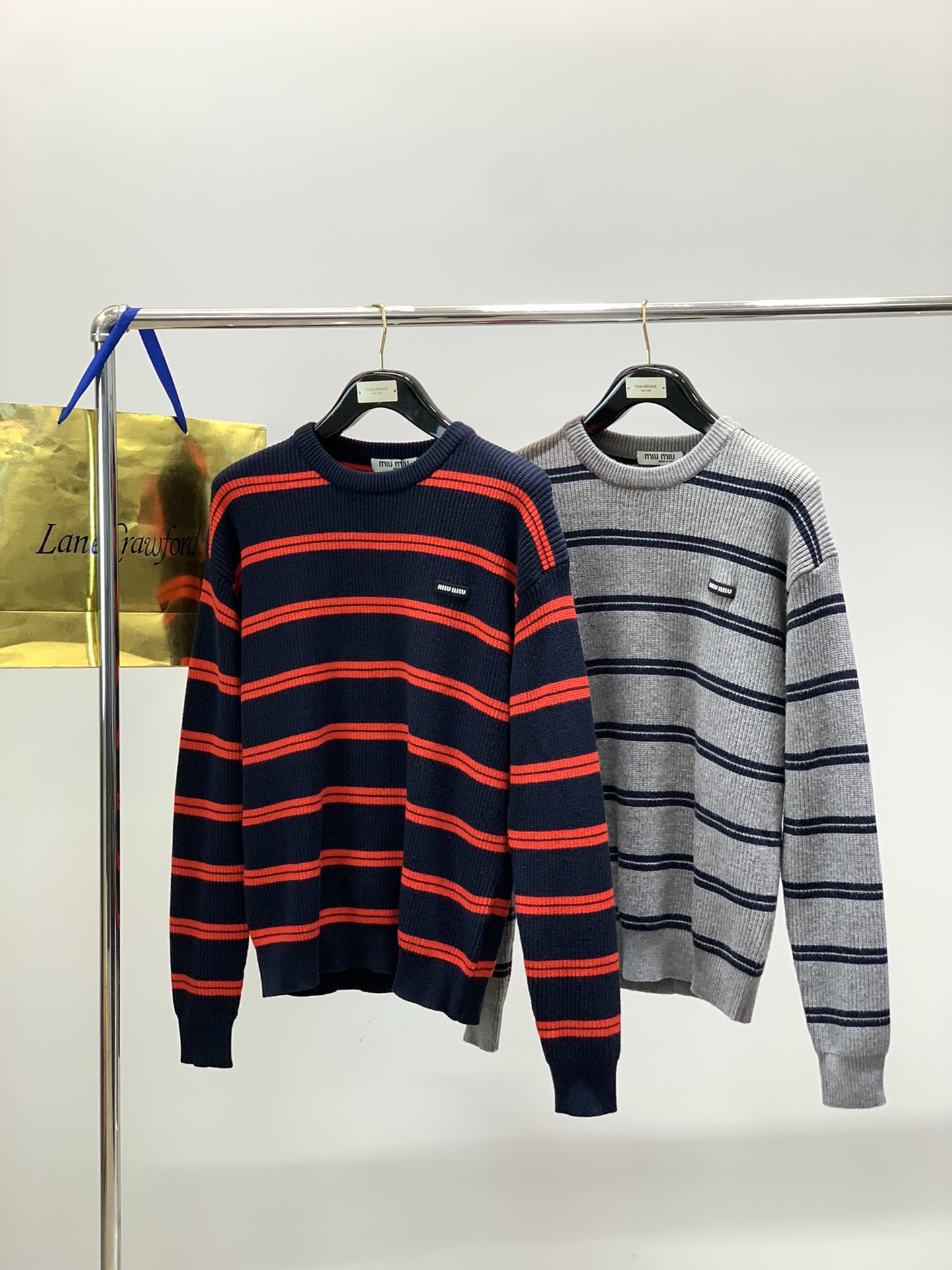 ，miu miu 2025冬季最新品，专柜同步有售，原单狠货，时尚休闲圆领长袖针织毛衣，进口原版面料，上