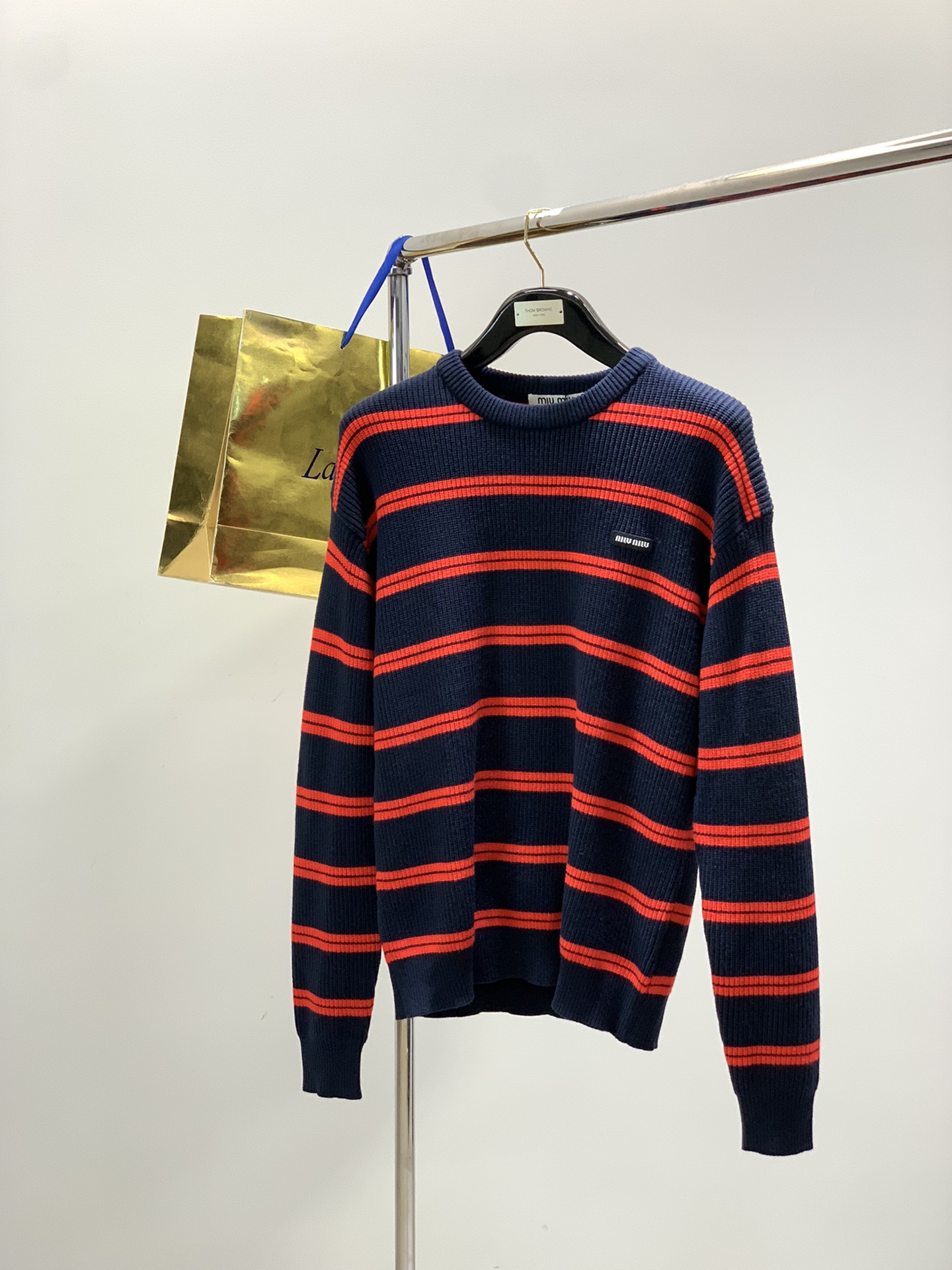 ，miu miu 2025冬季最新品，专柜同步有售，原单狠货，时尚休闲圆领长袖针织毛衣，进口原版面料，上