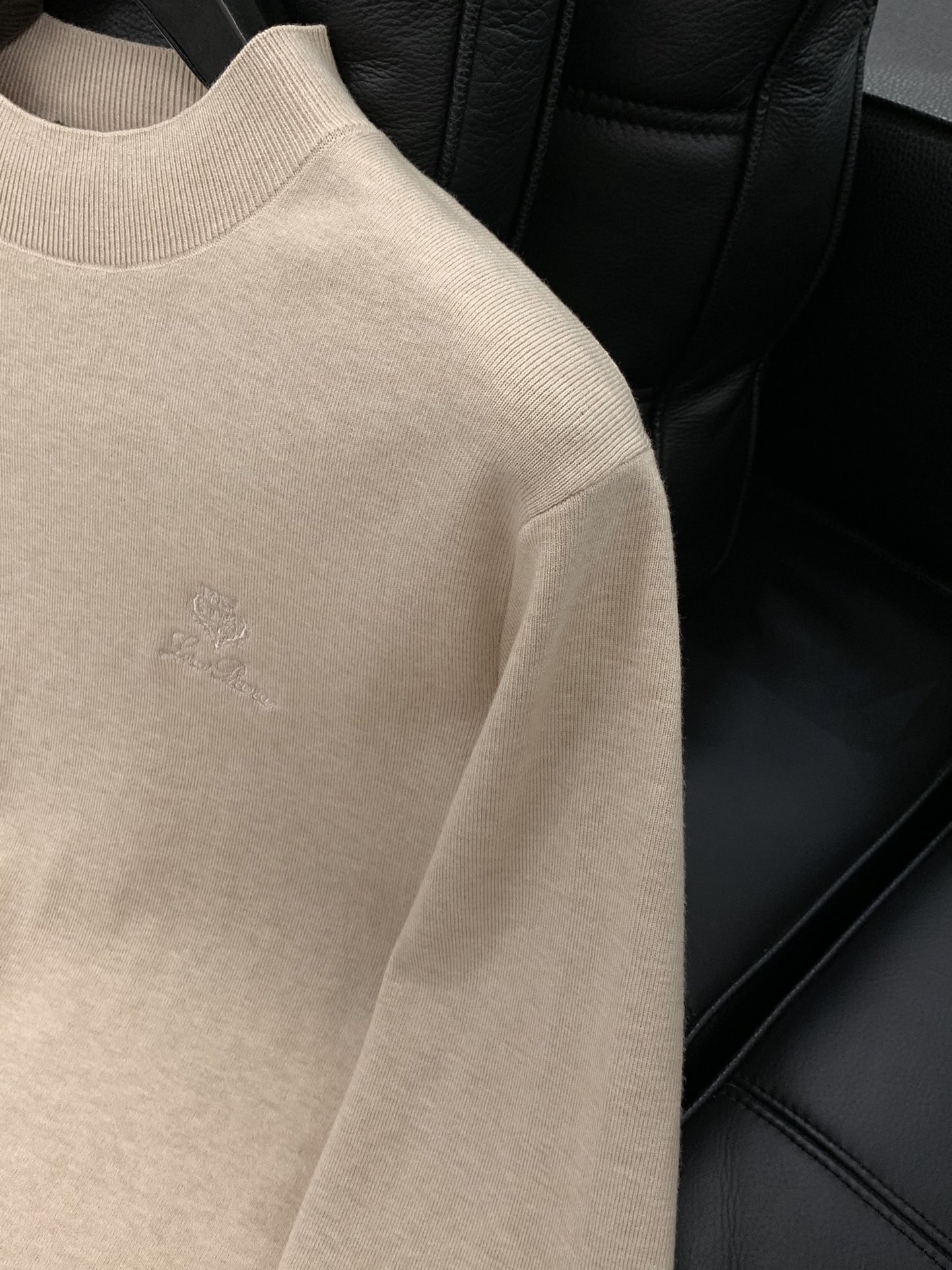 ，lP🆕(Loro Piana )，2025秋冬最新品，专柜同步有售，原单狠货，时尚休闲圆领长袖针织毛衣