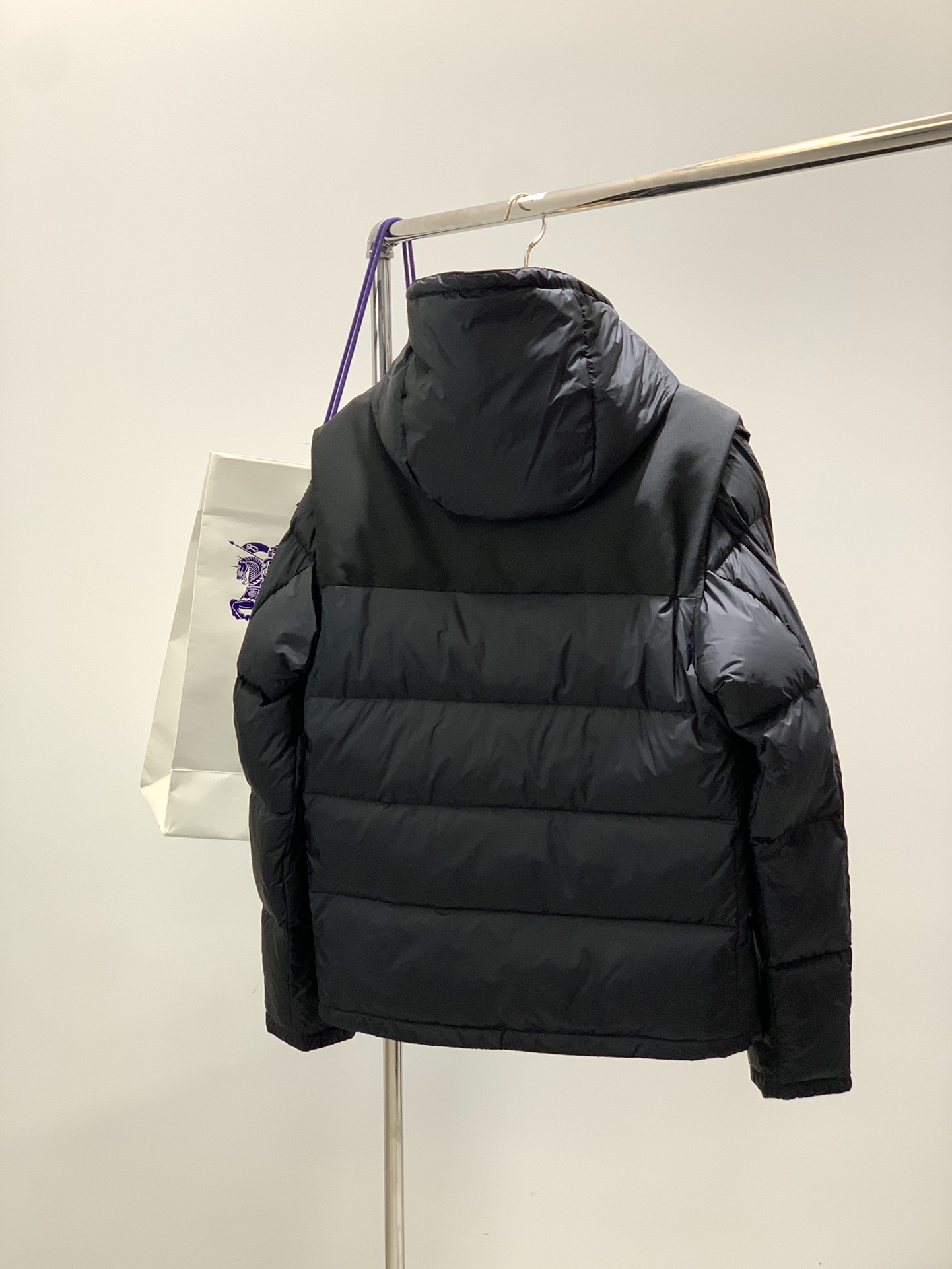 ，Burberry 巴宝莉，2025冬季最新品，专柜同步有售，原单狠货，时尚休闲连帽羽绒服（马甲），一秒