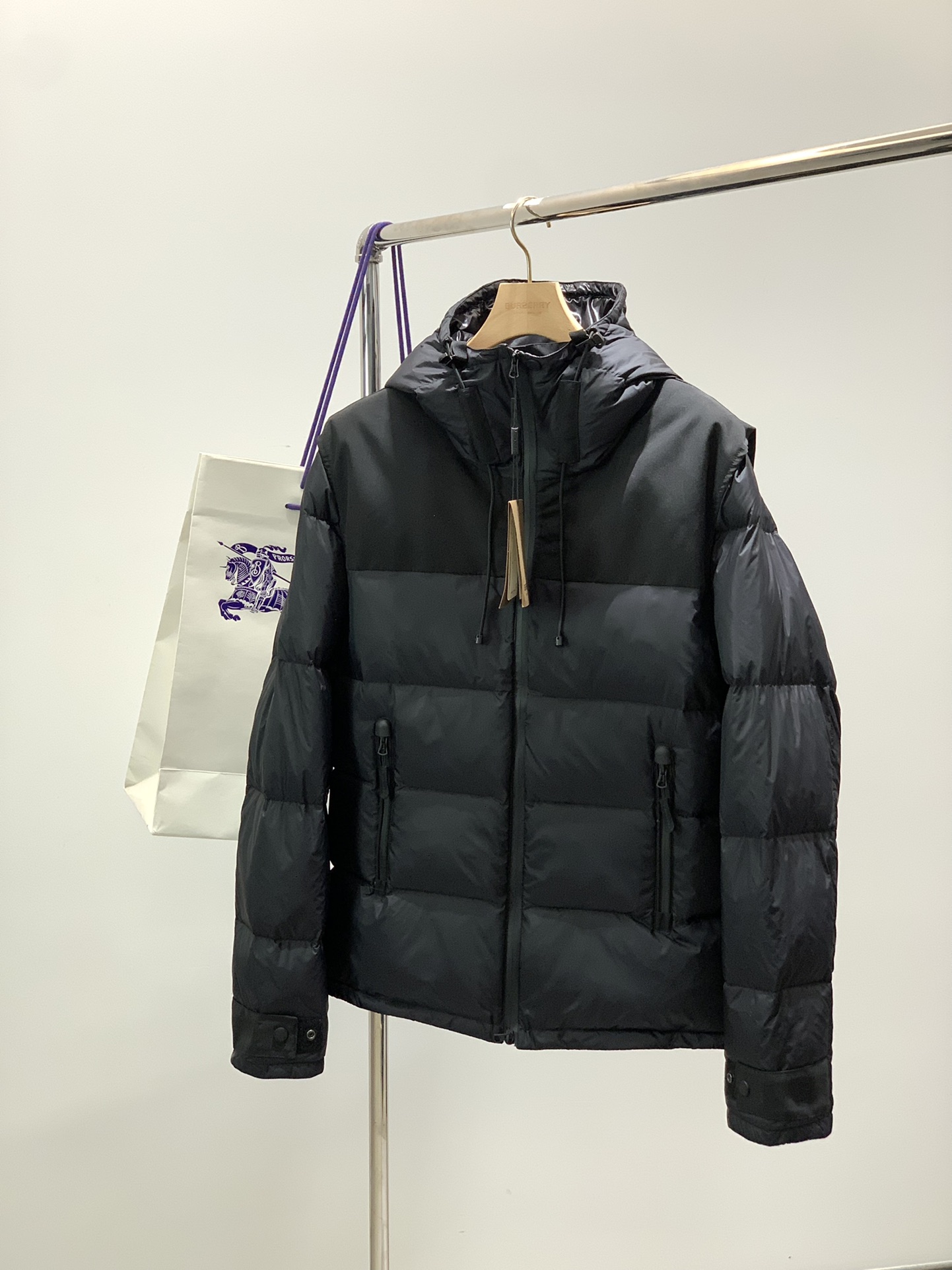 ，Burberry 巴宝莉，2025冬季最新品，专柜同步有售，原单狠货，时尚休闲连帽羽绒服（马甲），一秒