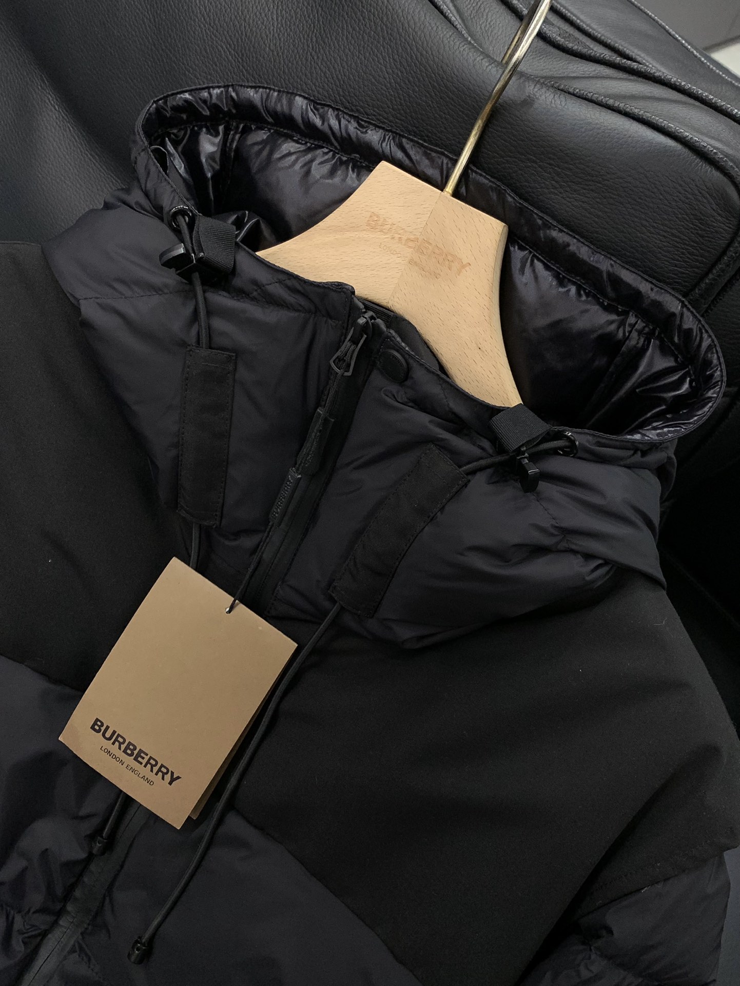 ，Burberry 巴宝莉，2025冬季最新品，专柜同步有售，原单狠货，时尚休闲连帽羽绒服（马甲），一秒