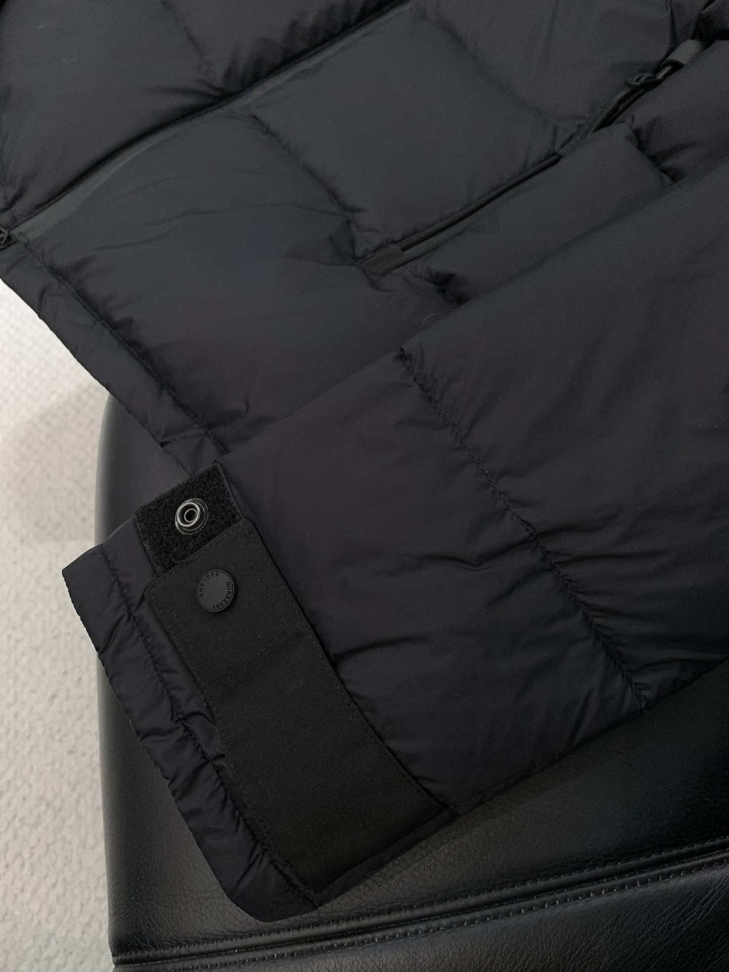 ，Burberry 巴宝莉，2025冬季最新品，专柜同步有售，原单狠货，时尚休闲连帽羽绒服（马甲），一秒