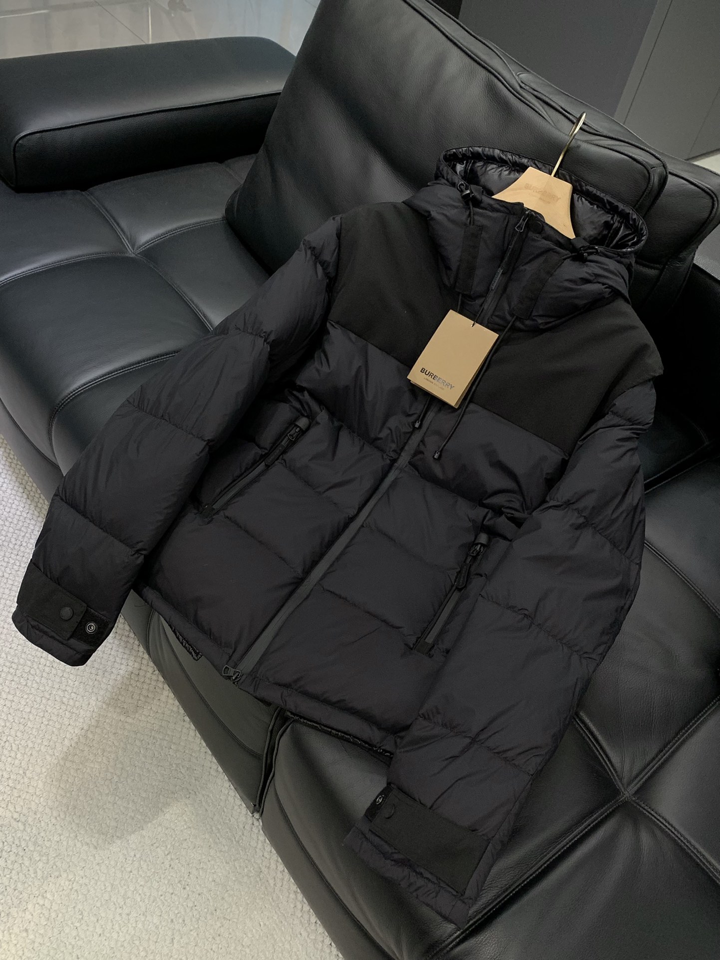 ，Burberry 巴宝莉，2025冬季最新品，专柜同步有售，原单狠货，时尚休闲连帽羽绒服（马甲），一秒