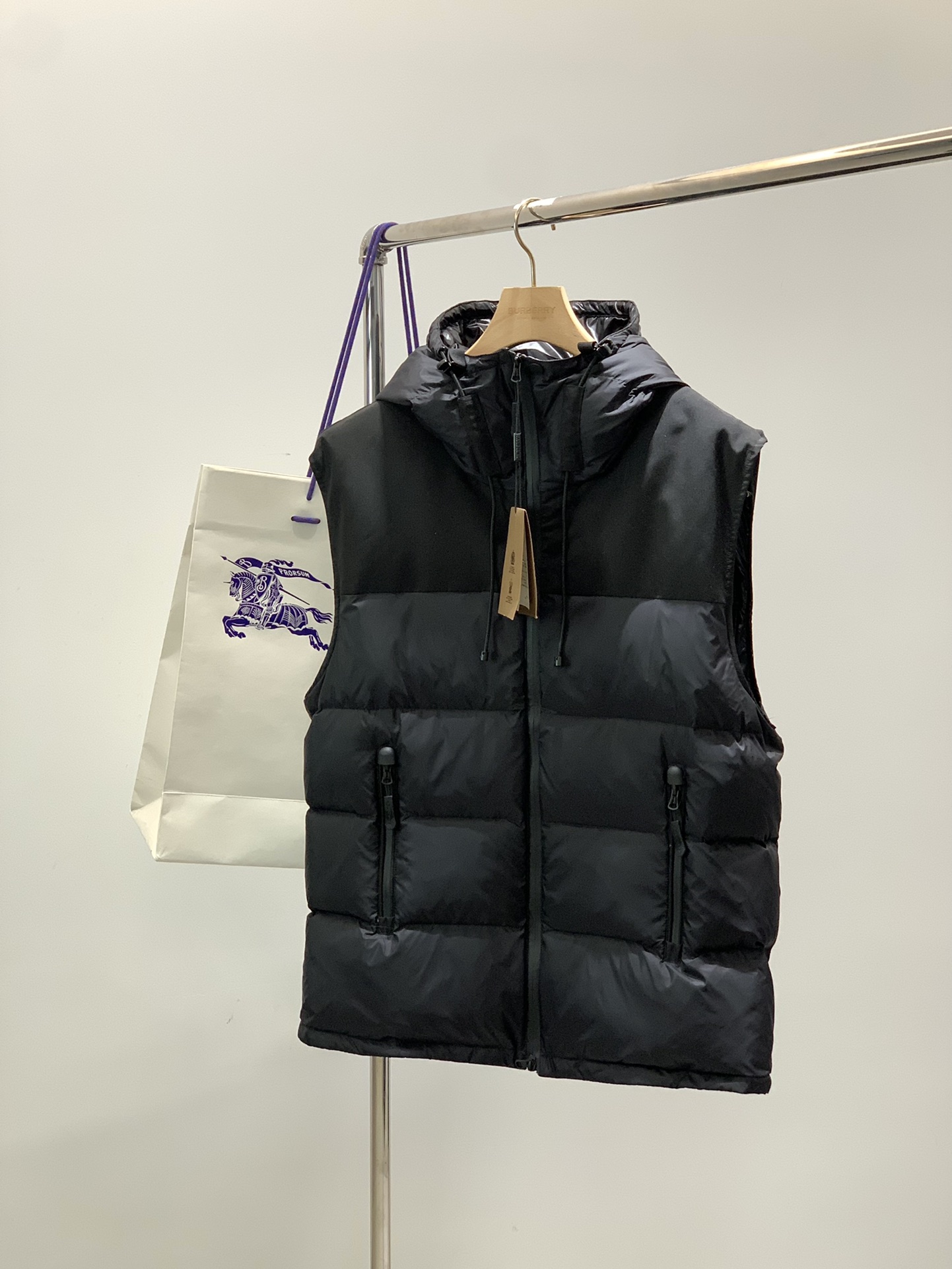 ，Burberry 巴宝莉，2025冬季最新品，专柜同步有售，原单狠货，时尚休闲连帽羽绒服（马甲），一秒