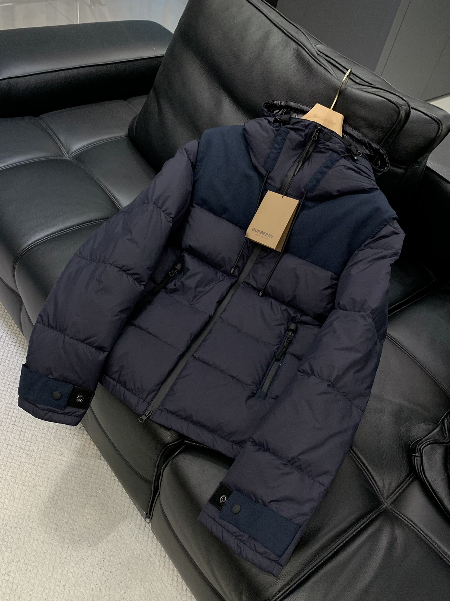 ，Burberry 巴宝莉，2025冬季最新品，专柜同步有售，原单狠货，时尚休闲连帽羽绒服（马甲），一秒