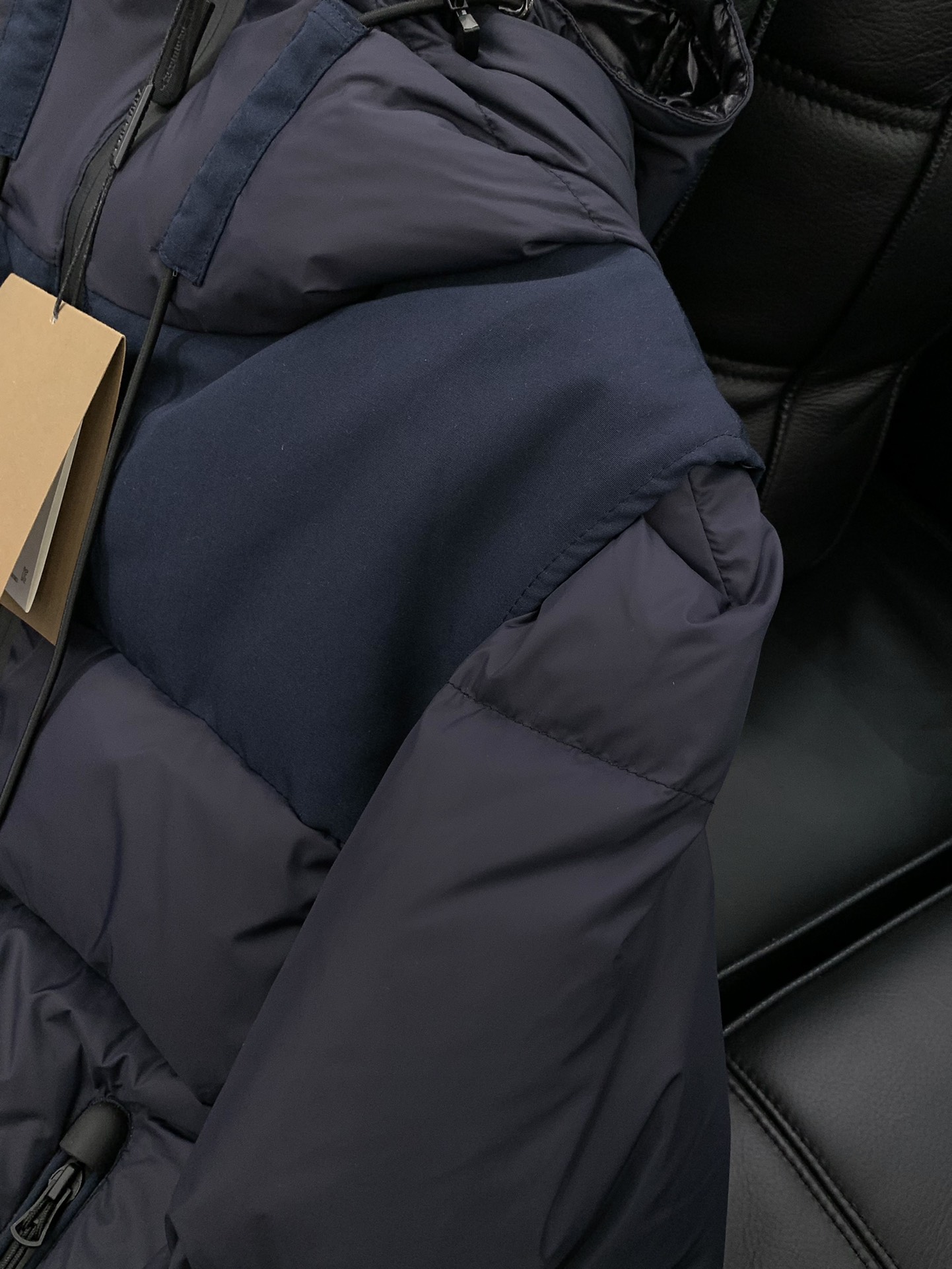 ，Burberry 巴宝莉，2025冬季最新品，专柜同步有售，原单狠货，时尚休闲连帽羽绒服（马甲），一秒