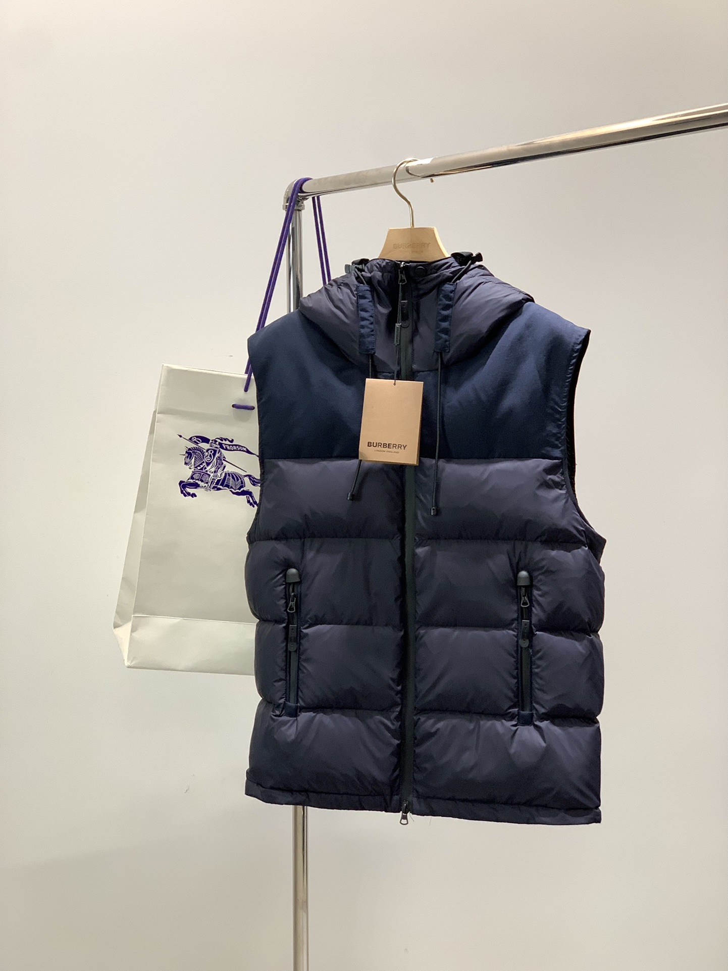 ，Burberry 巴宝莉，2025冬季最新品，专柜同步有售，原单狠货，时尚休闲连帽羽绒服（马甲），一秒