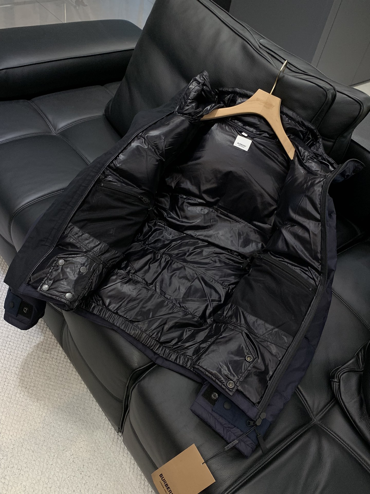 ，Burberry 巴宝莉，2025冬季最新品，专柜同步有售，原单狠货，时尚休闲连帽羽绒服（马甲），一秒