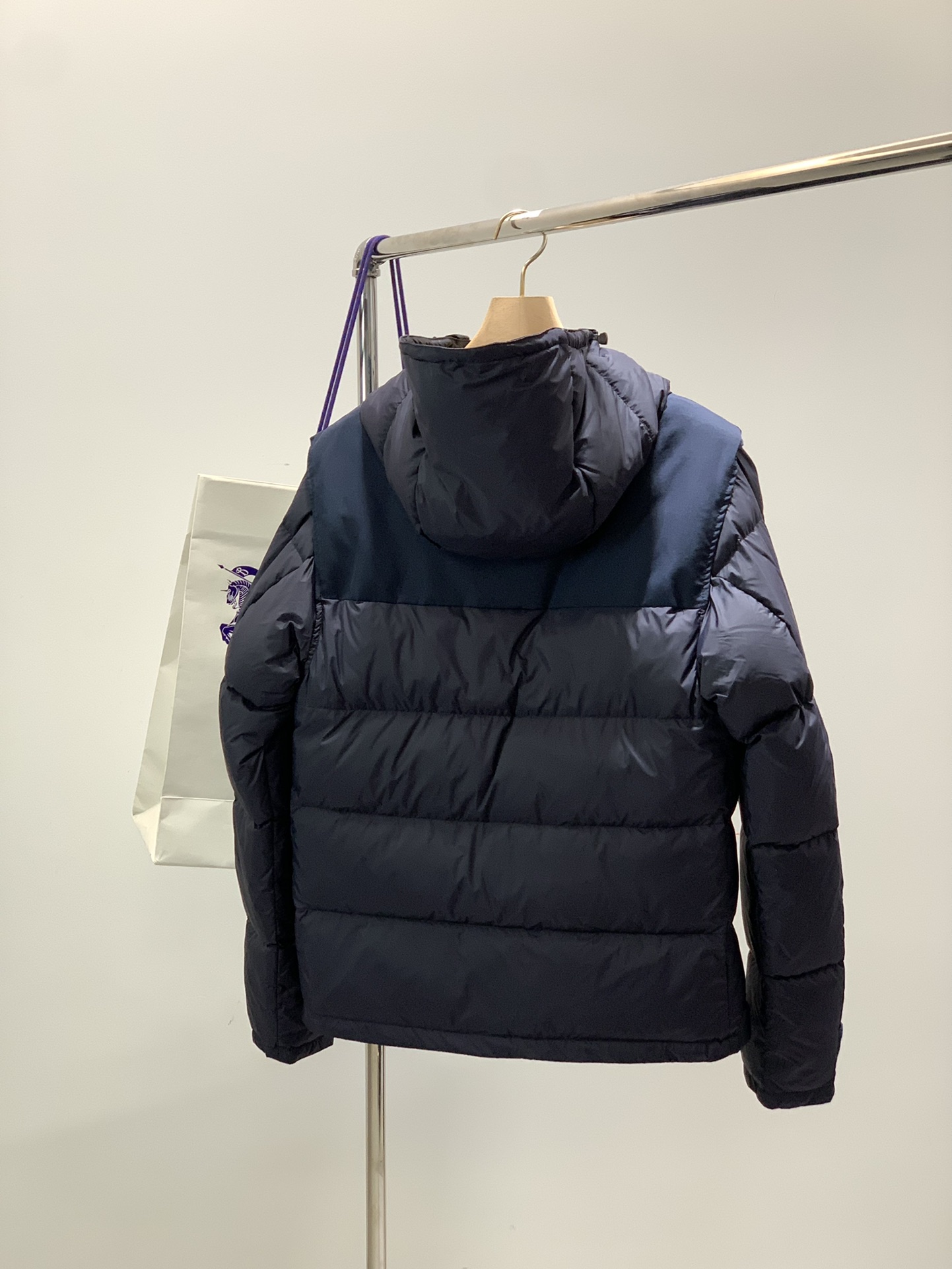 ，Burberry 巴宝莉，2025冬季最新品，专柜同步有售，原单狠货，时尚休闲连帽羽绒服（马甲），一秒