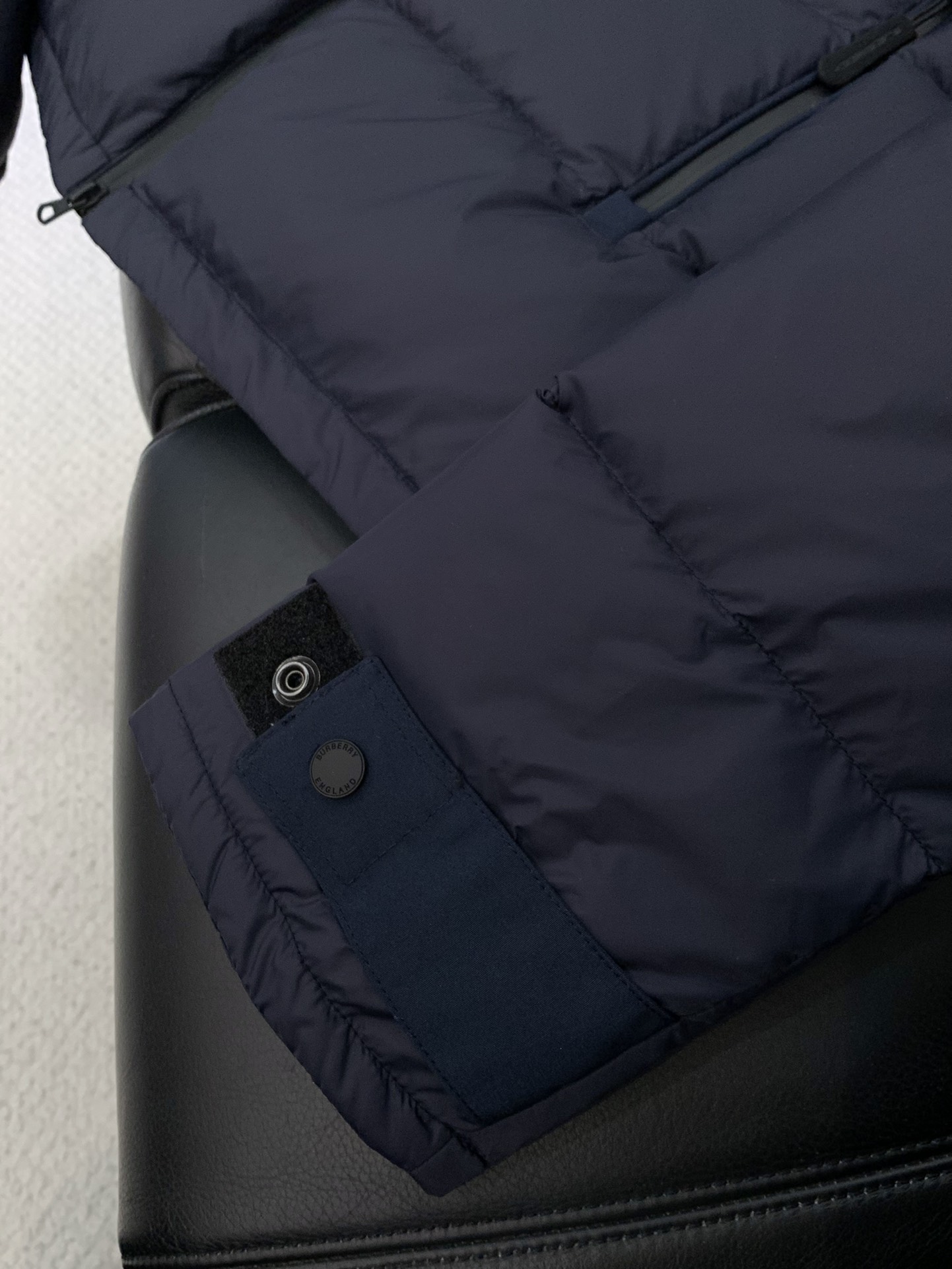 ，Burberry 巴宝莉，2025冬季最新品，专柜同步有售，原单狠货，时尚休闲连帽羽绒服（马甲），一秒