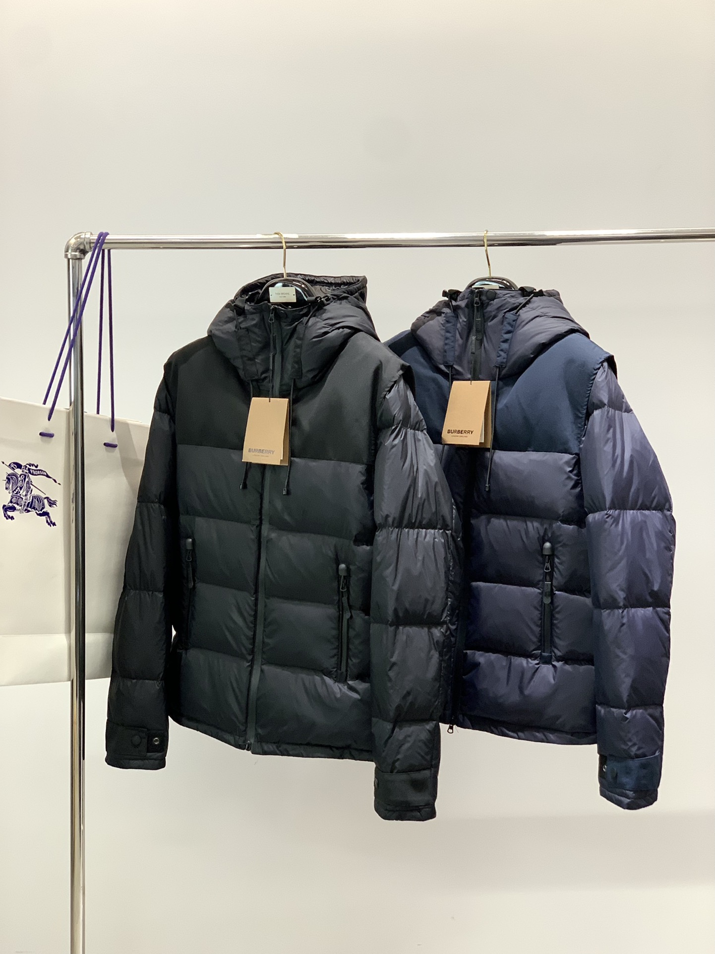 ，Burberry 巴宝莉，2025冬季最新品，专柜同步有售，原单狠货，时尚休闲连帽羽绒服（马甲），一秒