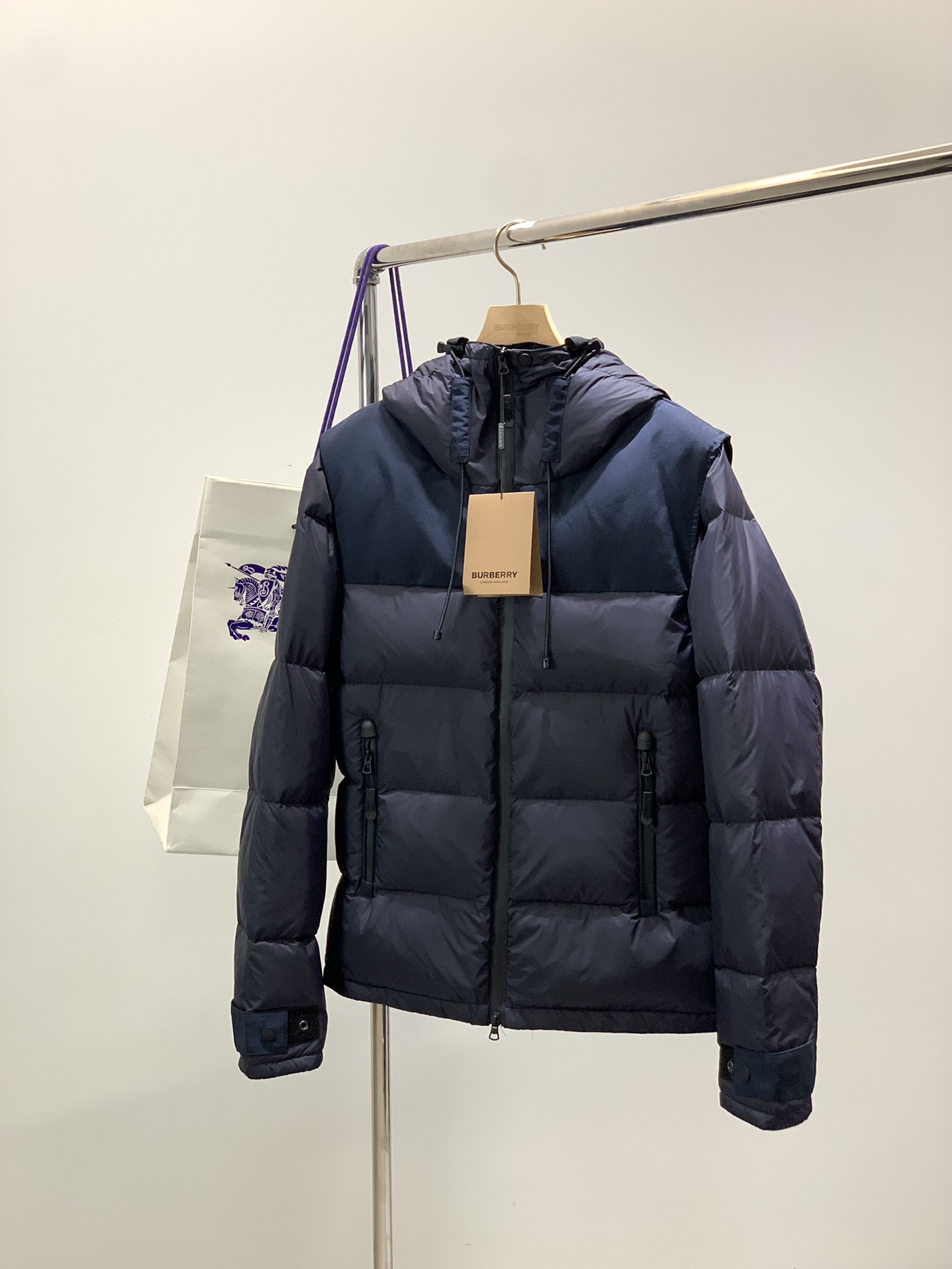 NO:622111,, Burberry, latest winter products, available at counters simultaneously, original goods, fashionable and casual hooded down jacket (vest), transforms into a vest in one second, imported original fabrics, upper body is comfortable and breathable, top printing technology letter pattern decoration logo, original hardware accessories decoration, extremely high grade, comfortable and versatile, upper body is handsome, 2 colors recommended, size S-2XL,, burberry, burberry, down jacket, hats, alexander wang19860909,Burberry 巴宝莉,冬季最新品,专柜同步有售,原单狠货,时尚休闲连帽羽绒服（马甲）,一秒变马甲,进口原版面料,上身舒适透气,顶级印花工艺字母图案装饰logo,原版五金辅料装饰,档次极高,舒适百搭,上身帅气十足,2色推荐,码数S-2XL,,burberry,burberry,down jacket,hats,alexander wang,Men's clothing