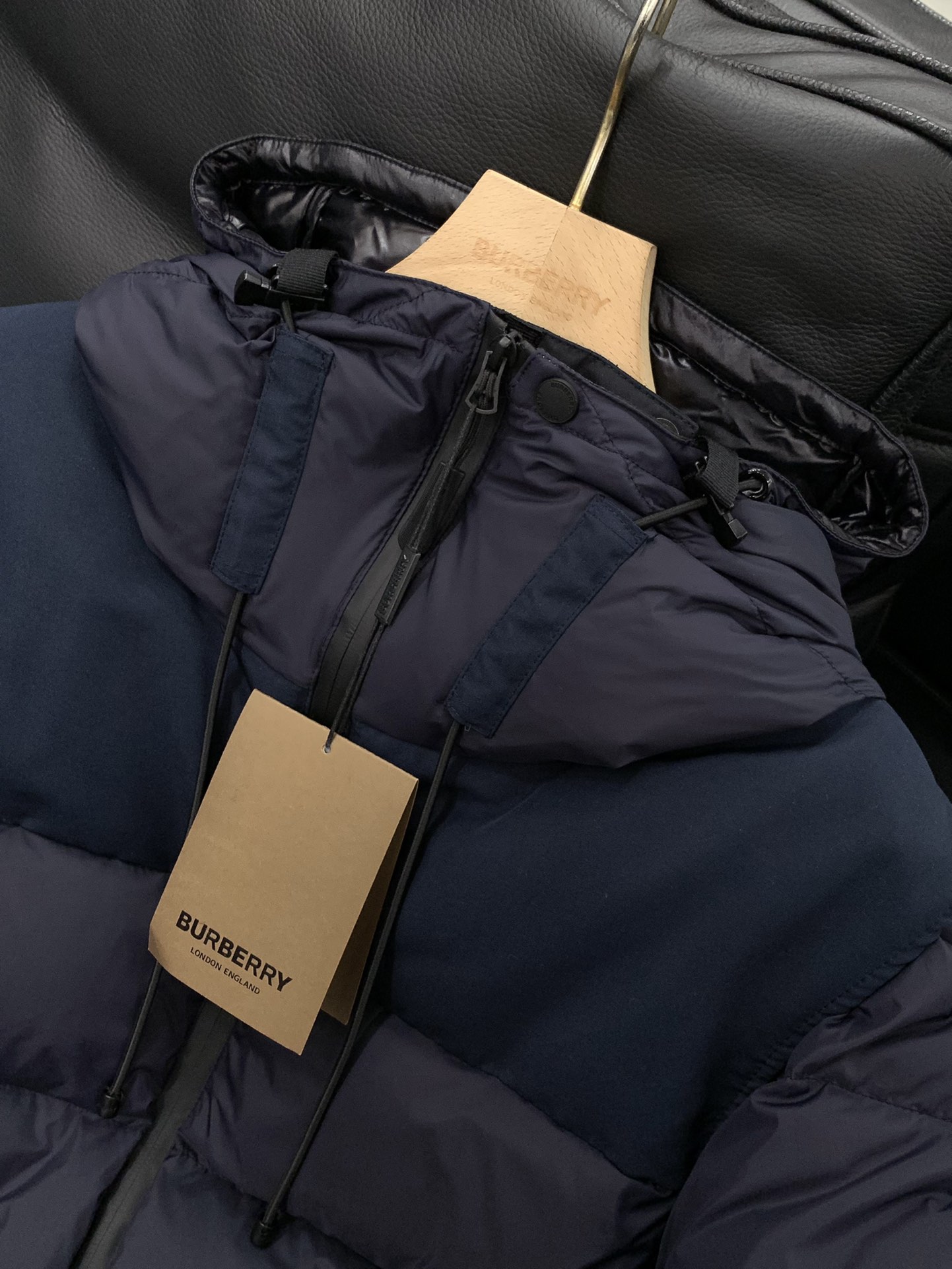 ，Burberry 巴宝莉，2025冬季最新品，专柜同步有售，原单狠货，时尚休闲连帽羽绒服（马甲），一秒