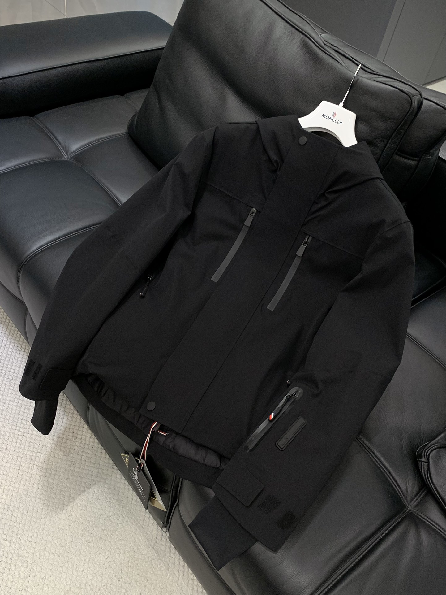 ，Moncler 蒙口，2025冬季最新品，专柜同步有售，原单狠货，时尚休闲连帽拼接棉服外套，上身舒适！