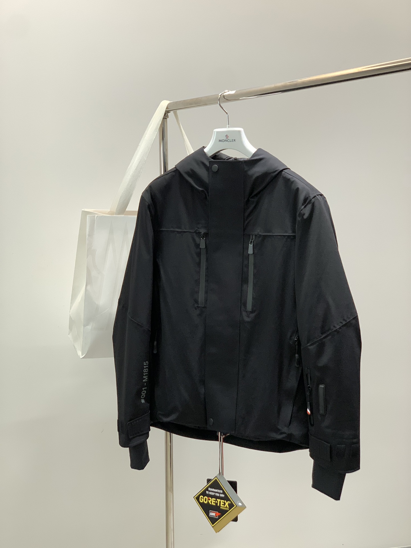 ，Moncler 蒙口，2025冬季最新品，专柜同步有售，原单狠货，时尚休闲连帽拼接棉服外套，上身舒适！