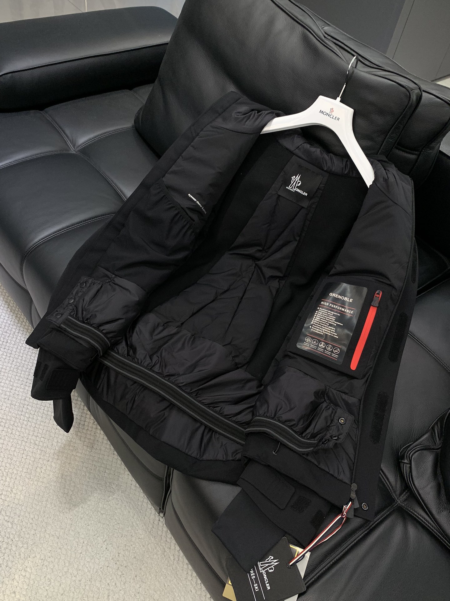 ，Moncler 蒙口，2025冬季最新品，专柜同步有售，原单狠货，时尚休闲连帽拼接棉服外套，上身舒适！