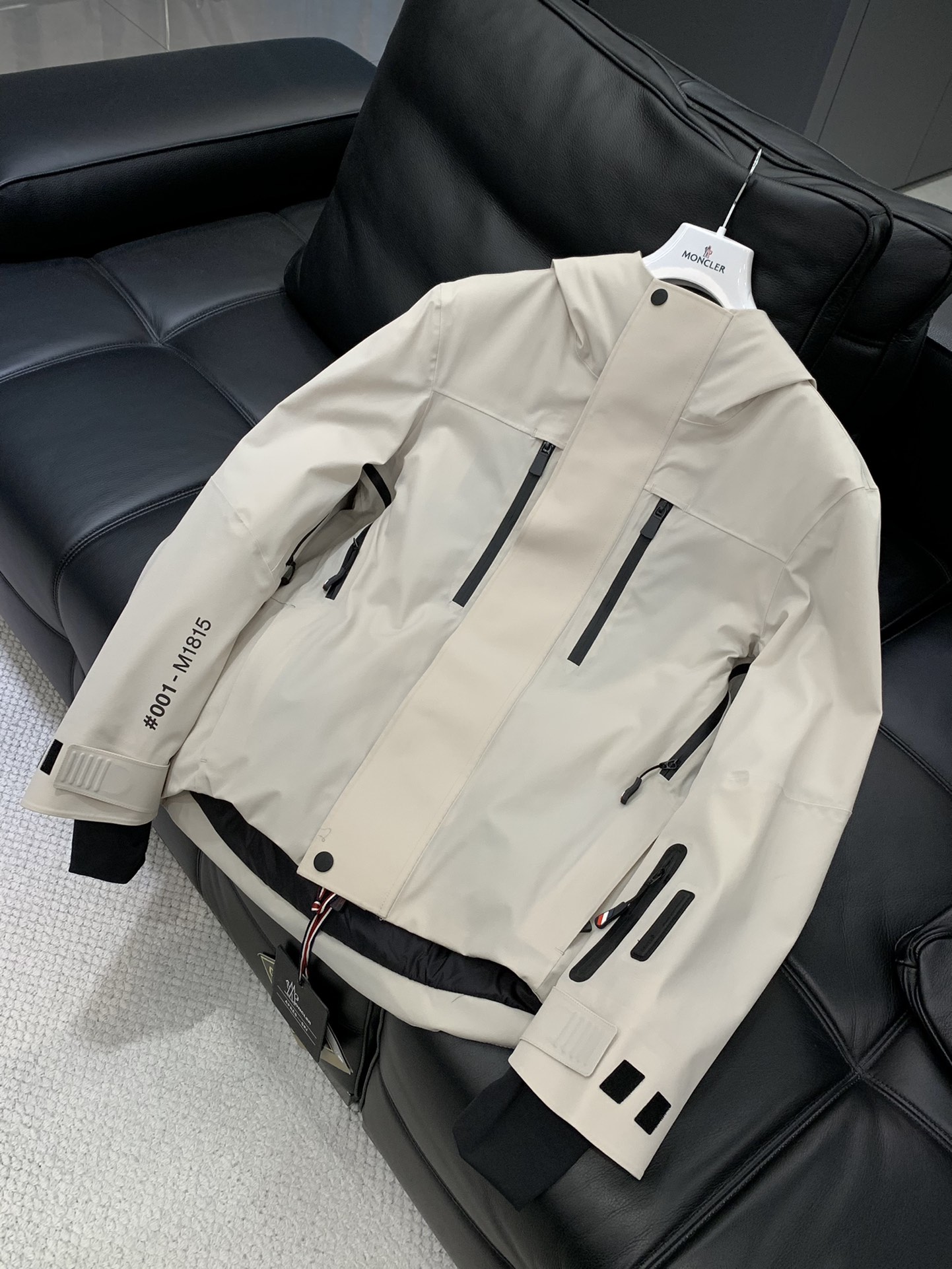 ，Moncler 蒙口，2025冬季最新品，专柜同步有售，原单狠货，时尚休闲连帽拼接棉服外套，上身舒适！