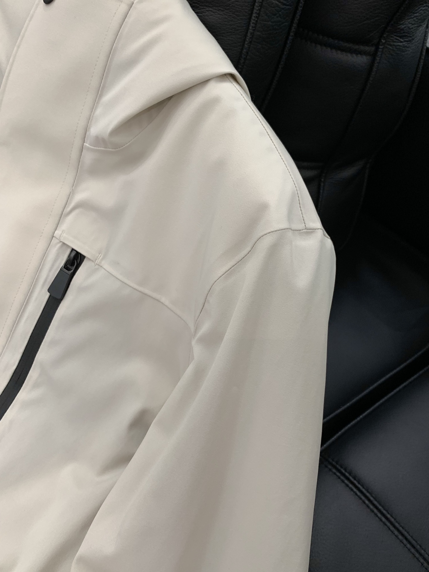 ，Moncler 蒙口，2025冬季最新品，专柜同步有售，原单狠货，时尚休闲连帽拼接棉服外套，上身舒适！