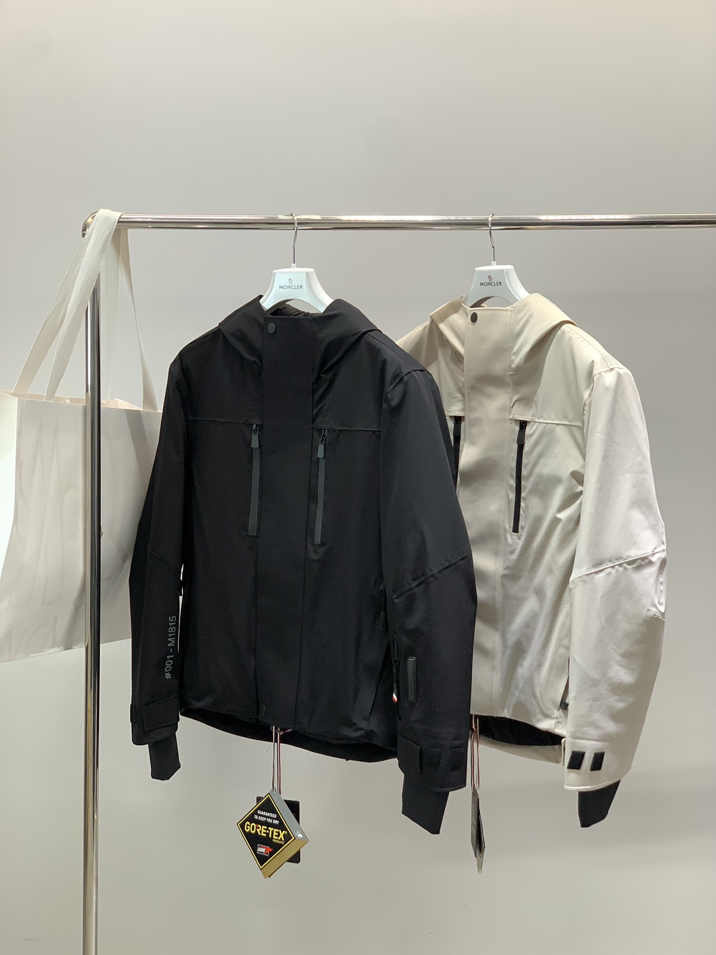 ，Moncler 蒙口，2025冬季最新品，专柜同步有售，原单狠货，时尚休闲连帽拼接棉服外套，上身舒适！