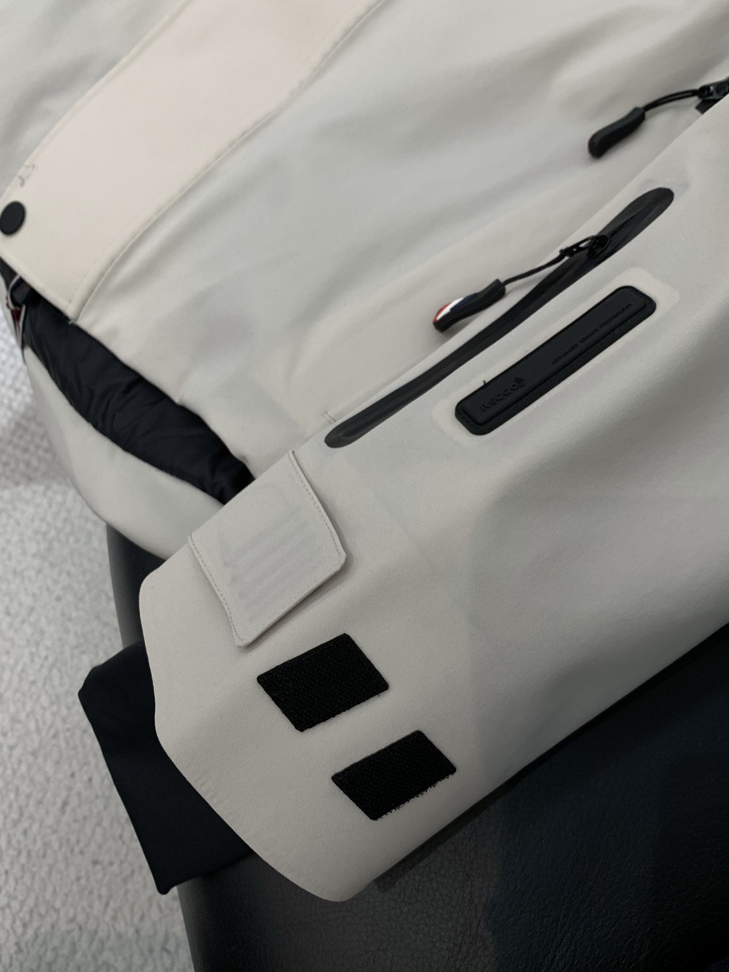 ，Moncler 蒙口，2025冬季最新品，专柜同步有售，原单狠货，时尚休闲连帽拼接棉服外套，上身舒适！