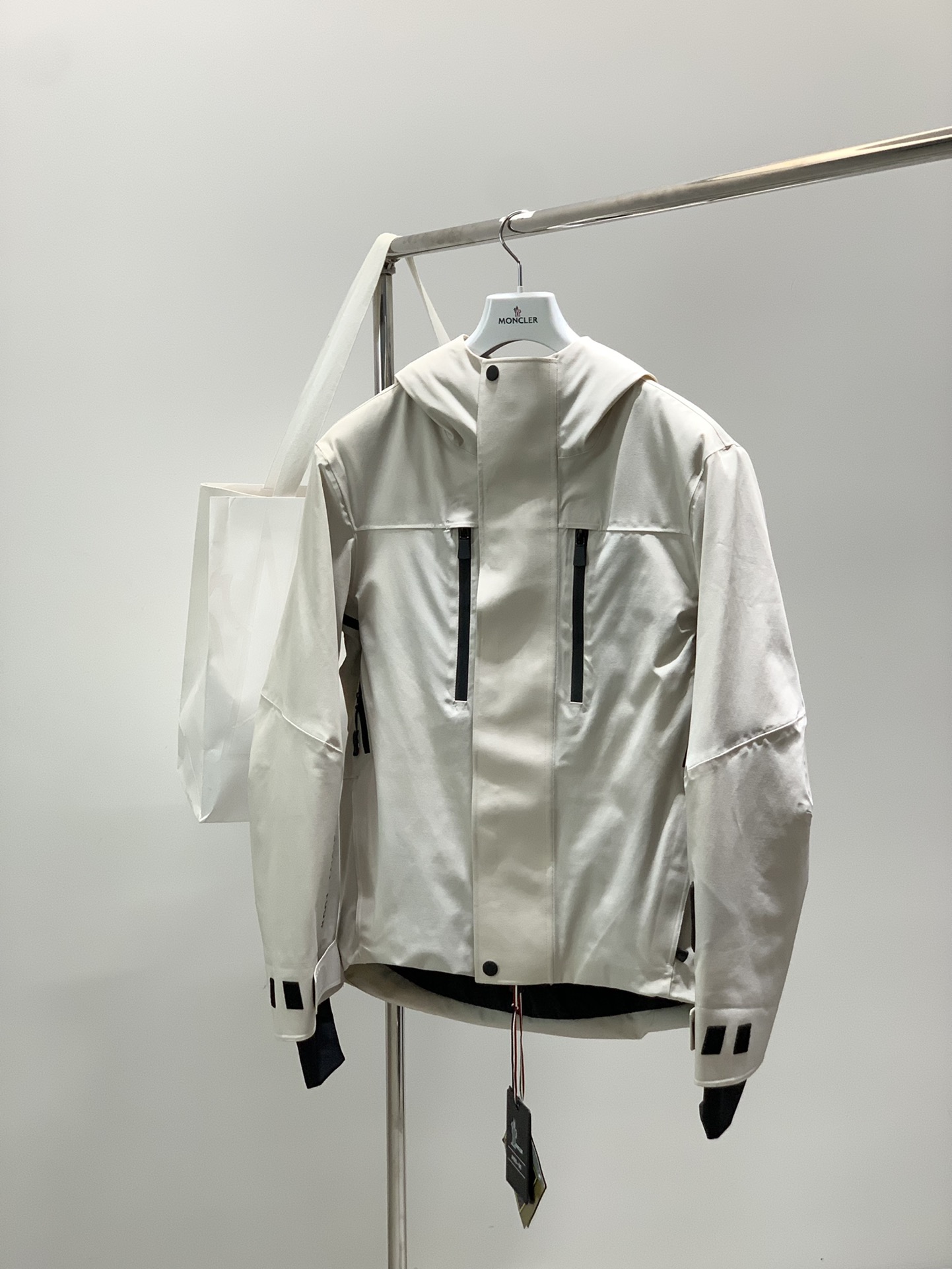 ，Moncler 蒙口，2025冬季最新品，专柜同步有售，原单狠货，时尚休闲连帽拼接棉服外套，上身舒适！