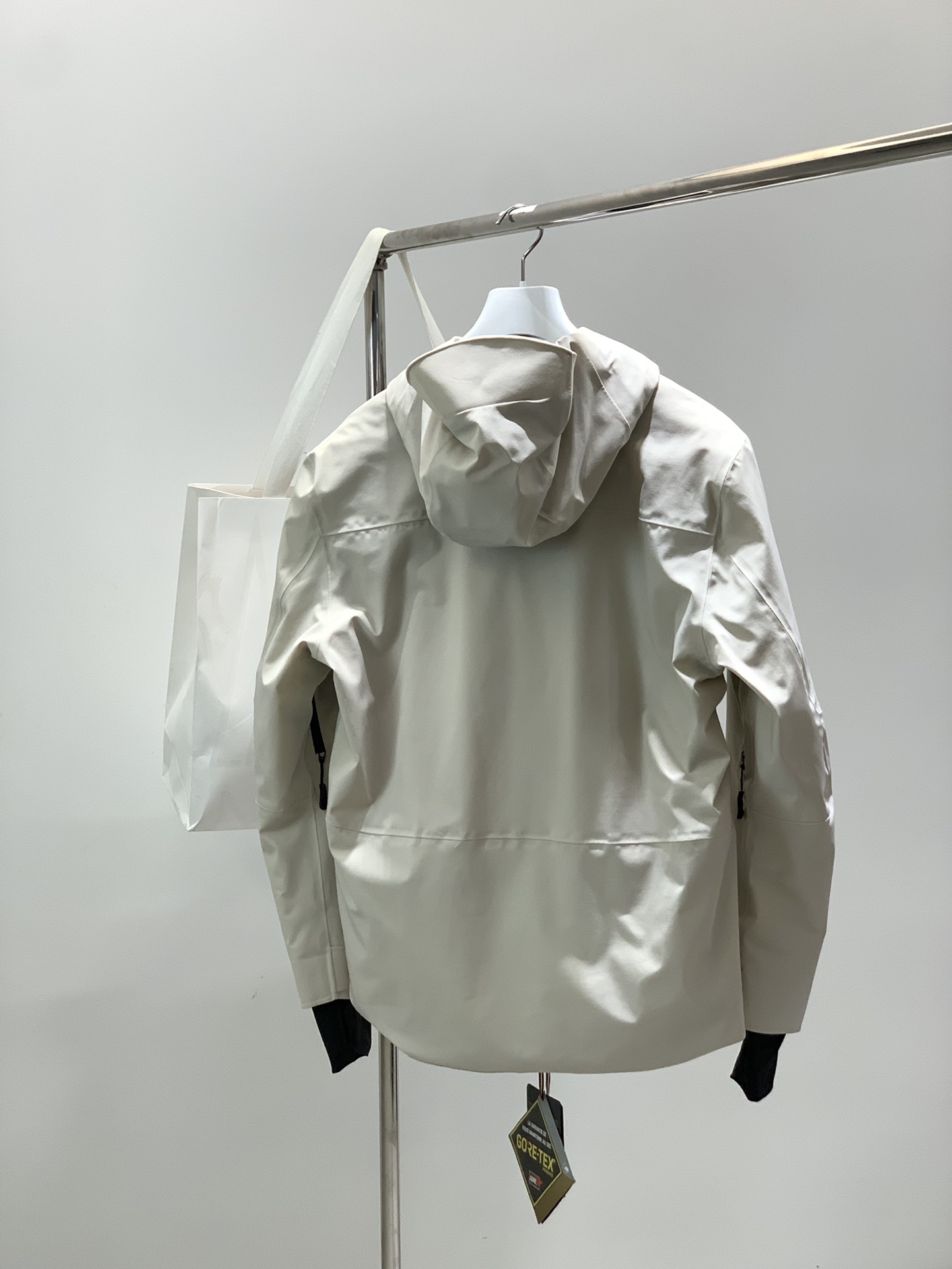 ，Moncler 蒙口，2025冬季最新品，专柜同步有售，原单狠货，时尚休闲连帽拼接棉服外套，上身舒适！